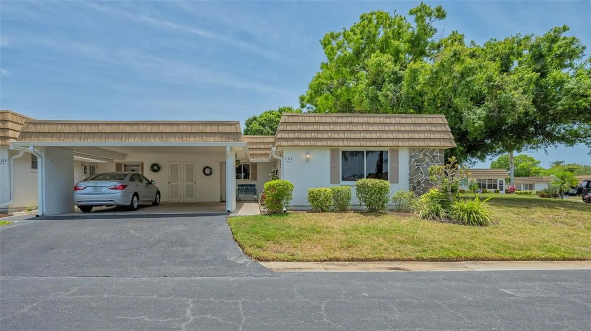Property Slideshow image 7 of 86 | 2016 riverbluff pkwy v328, Sarasota, FL, 34231