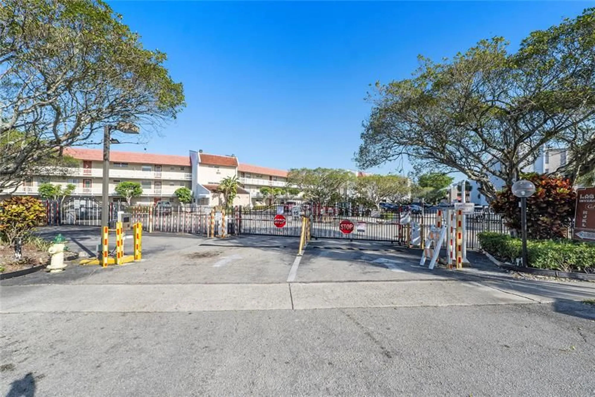 Property Slideshow image 27 of 31 | 3776 inverrary blvd, Lauderhill, FL, 33319