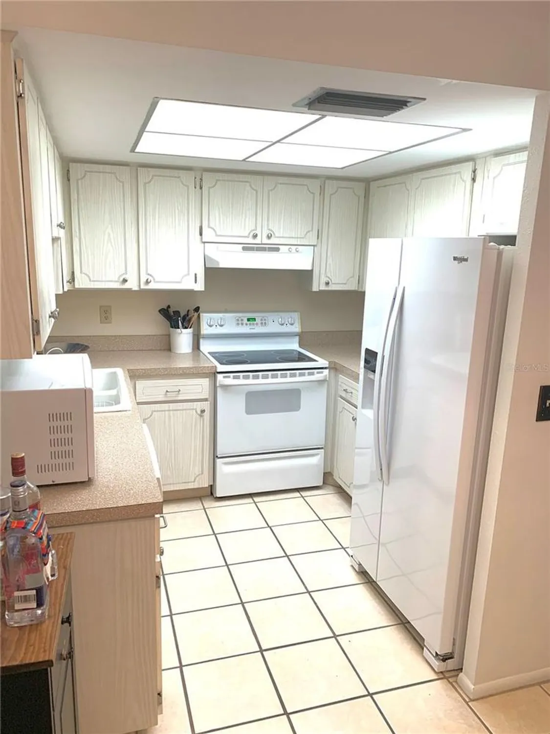 Property Slideshow image 11 of 27 | 2711 sherbrooke ln b, Palm Harbor, FL, 34684