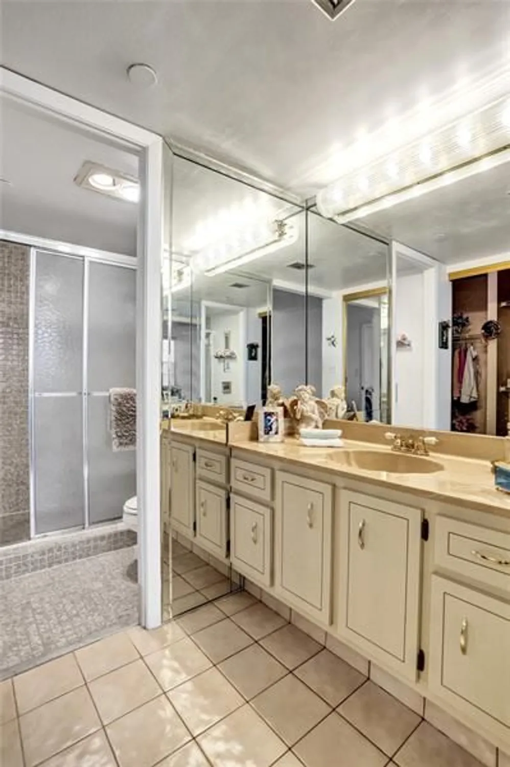 Property Slideshow image 37 of 71 | 1100 saint charles pl 612, Pembroke Pines, FL, 33026