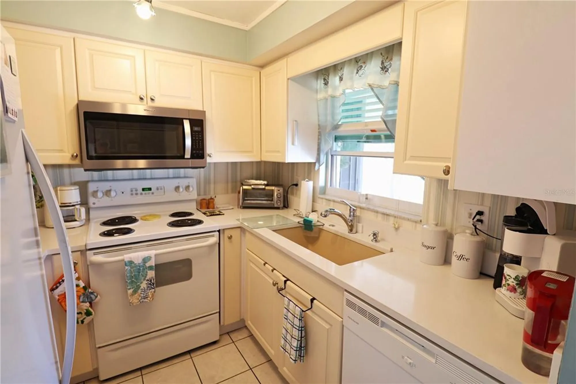 Property Slideshow image 2 of 12 | 4705 5th st 305, Bradenton, FL, 34207