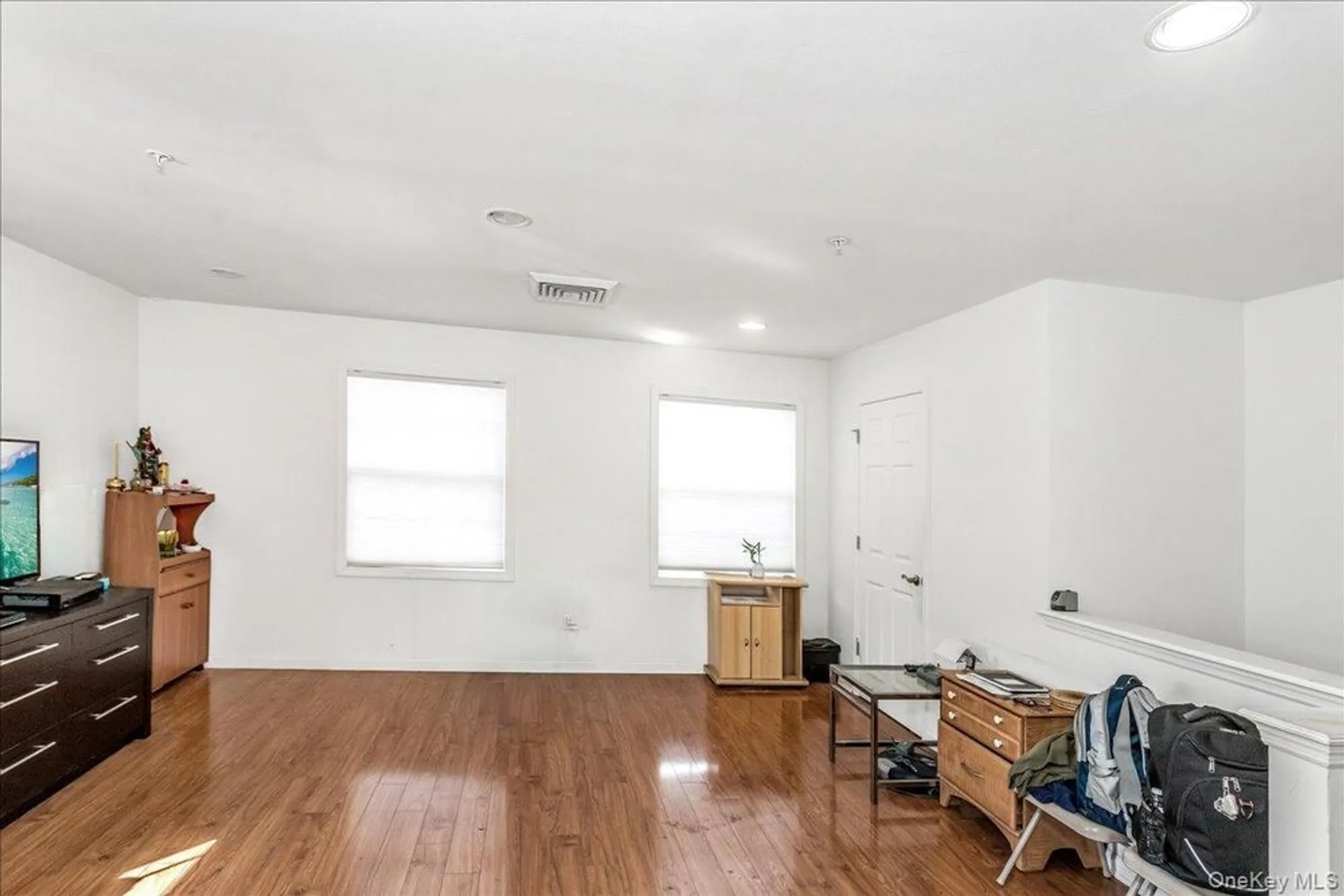 Property Slideshow image 5 of 20 | 802 willow ln uppr level, Valley Stream, NY, 11580