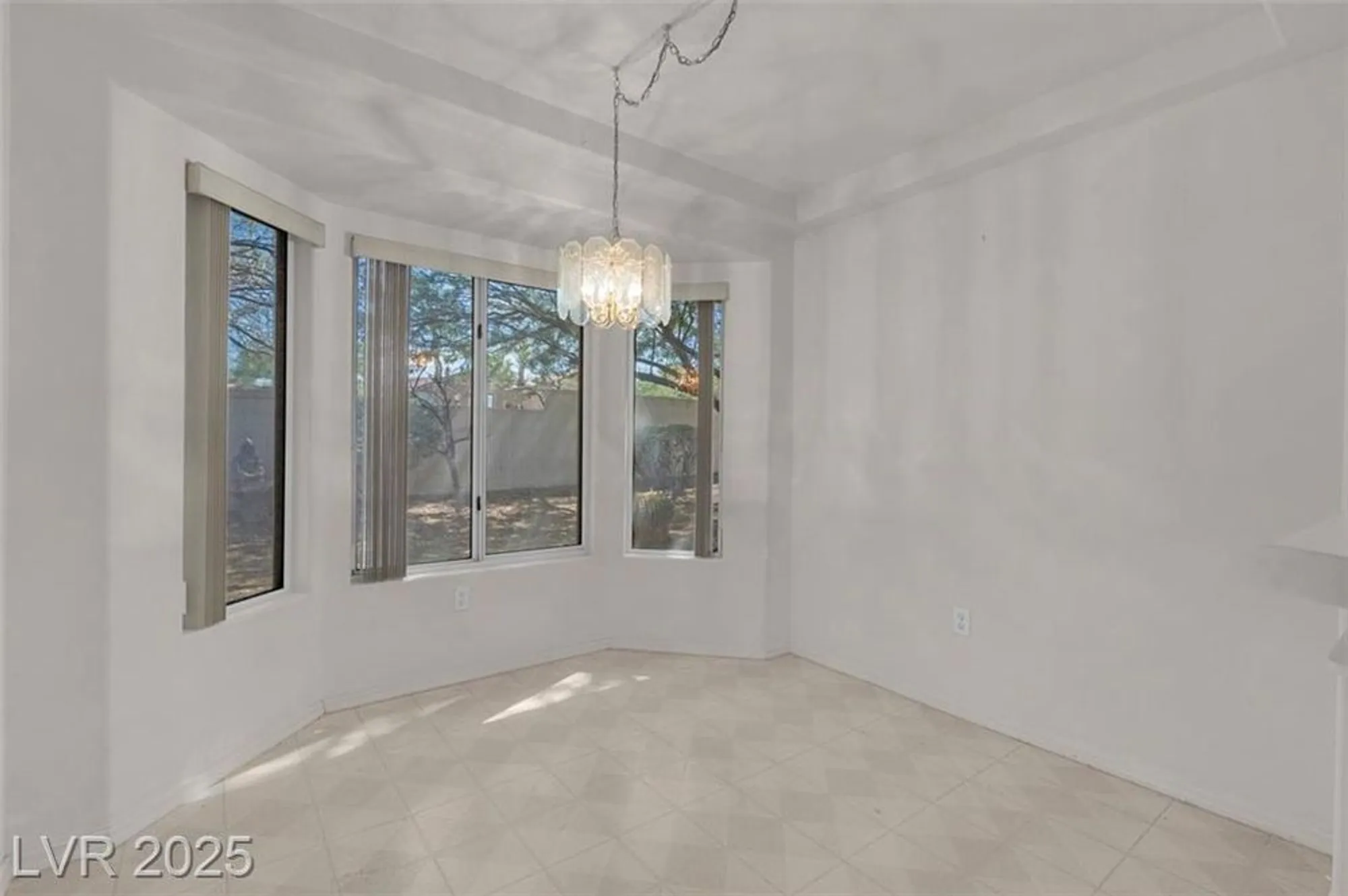 Property Slideshow image 13 of 38 | 10013 cresent creek dr, Las Vegas, NV, 89134