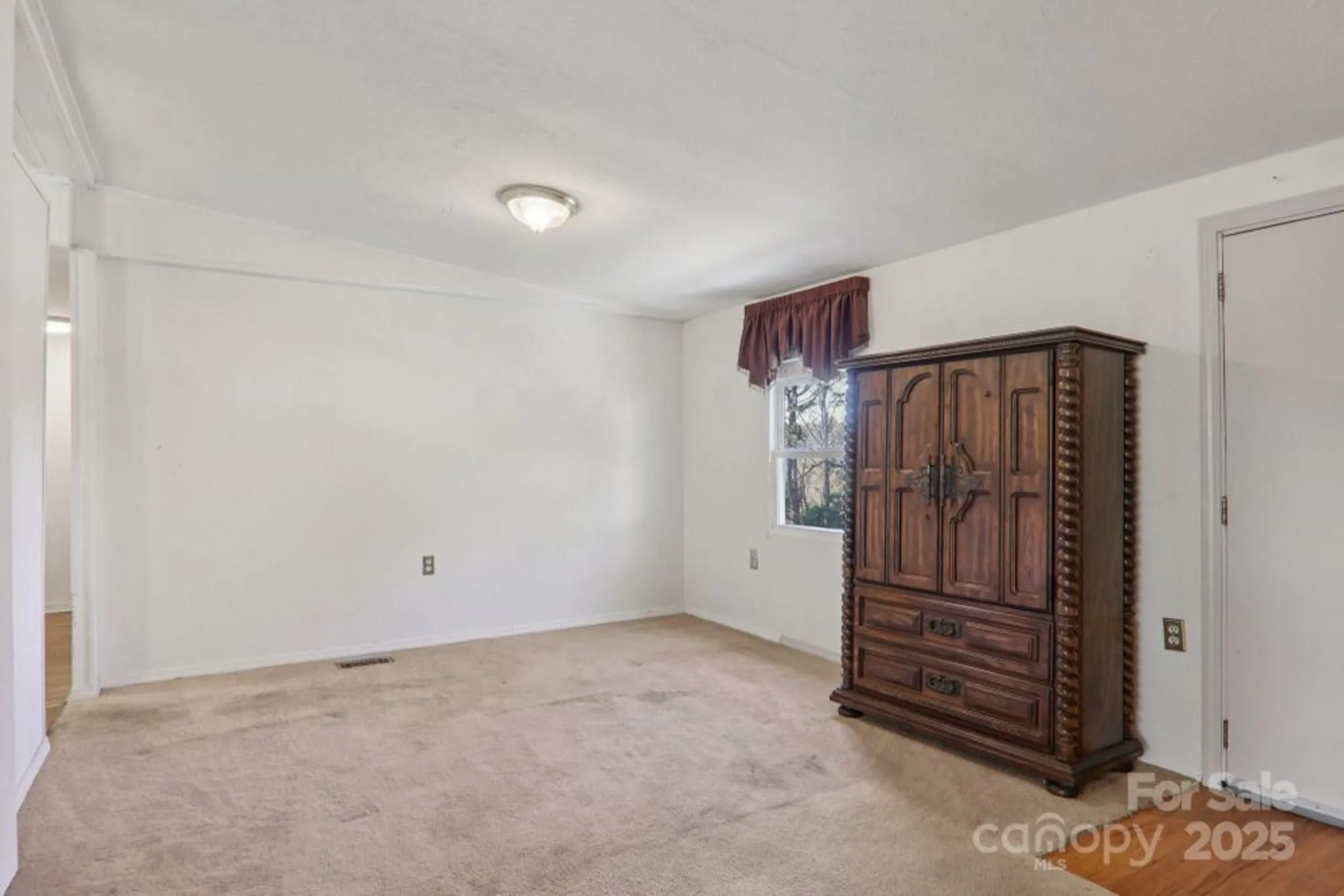 Property Slideshow image 6 of 44 | 201 cranbrook cir, Hendersonville, NC, 28792