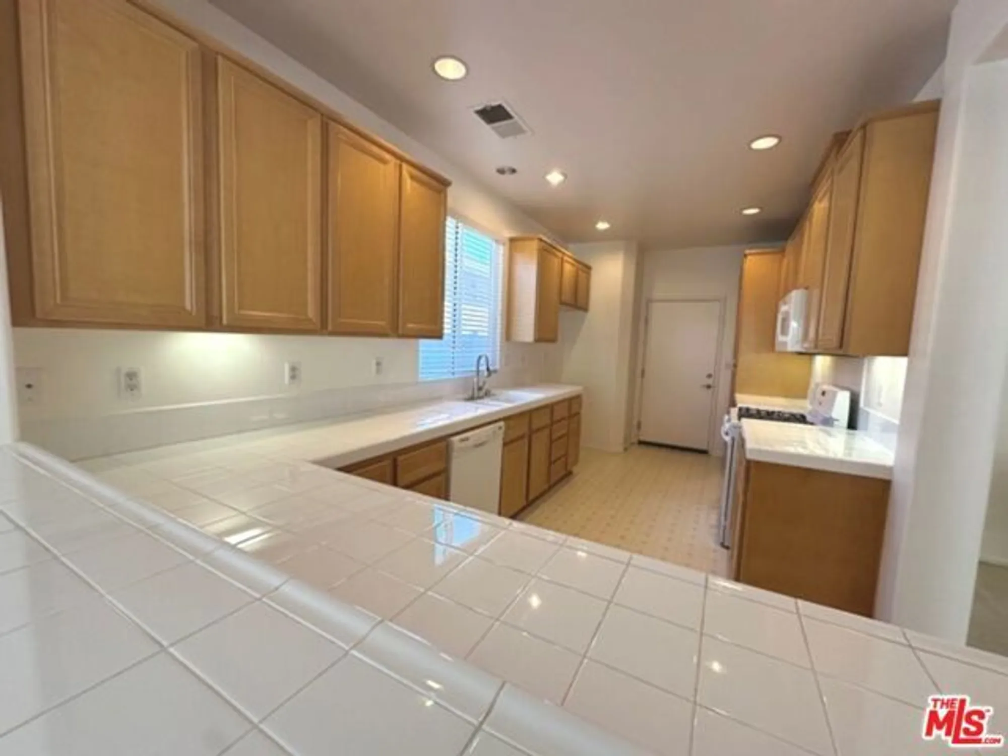 Property Slideshow image 9 of 34 | 193 kettle crk, Beaumont, CA, 92223