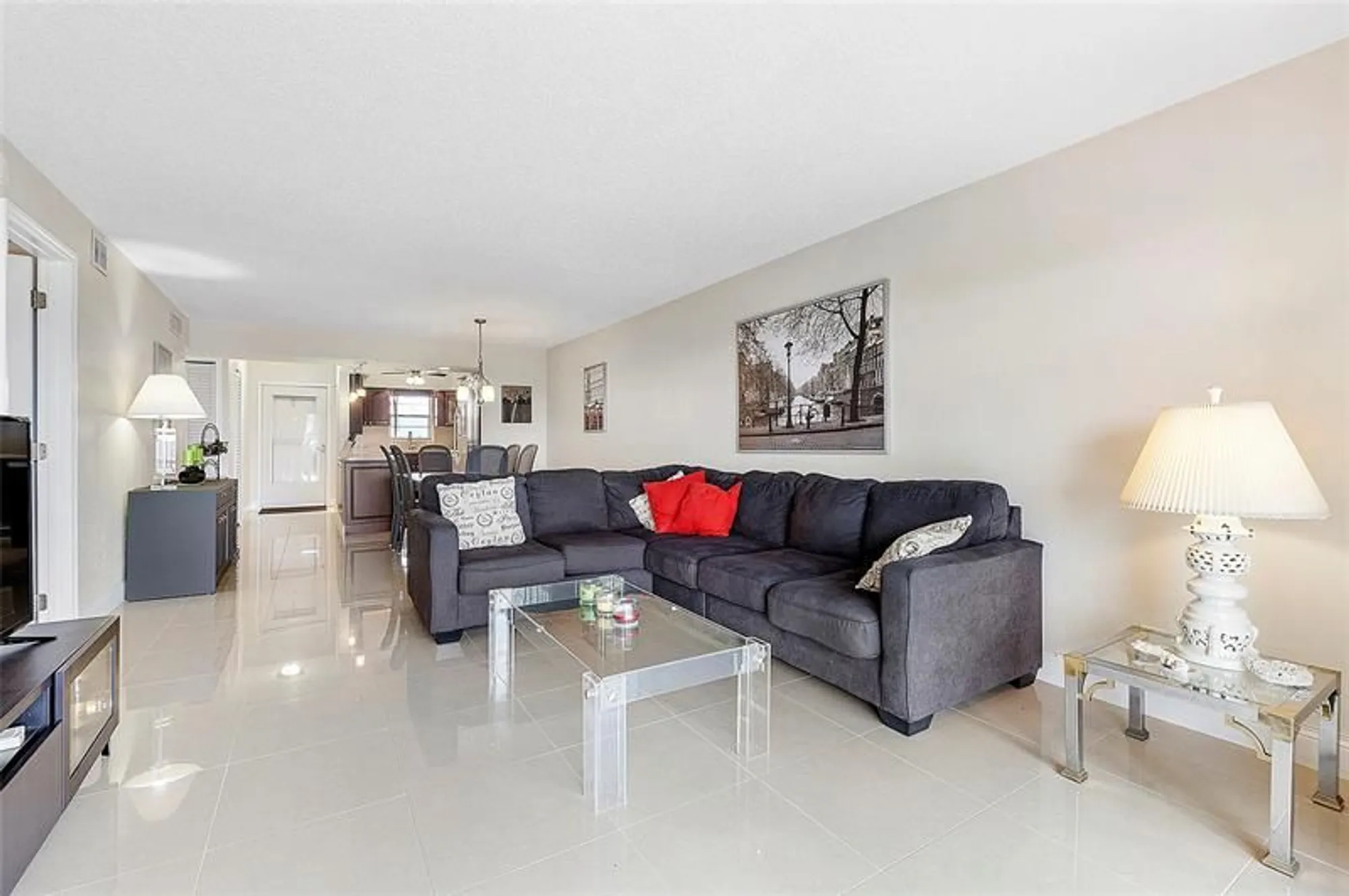 Property Slideshow image 8 of 22 | 5860 nw 44th st 706, Lauderhill, FL, 33319