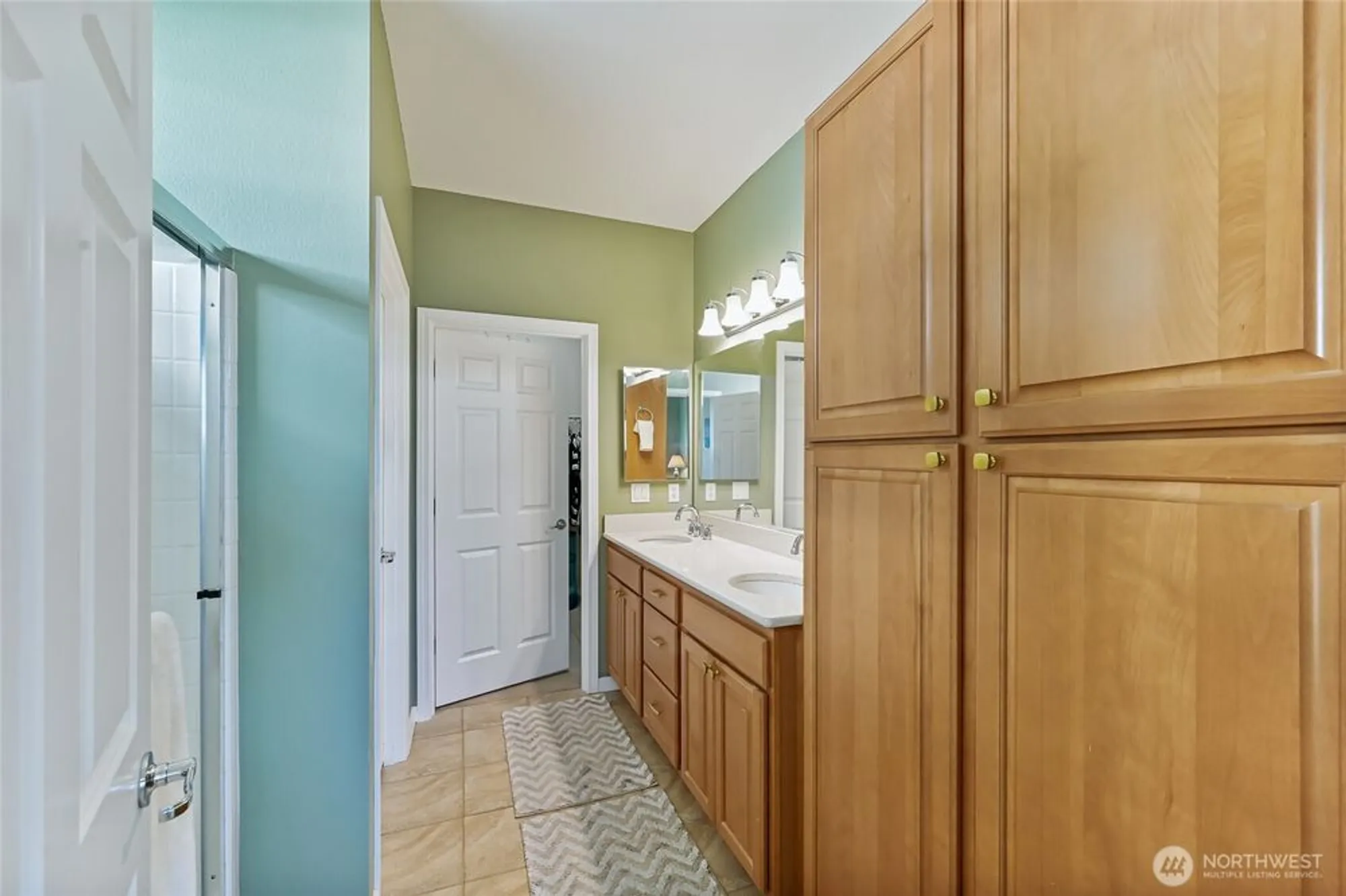 Property Slideshow image 24 of 32 | 13841 231st ln, Redmond, WA, 98053