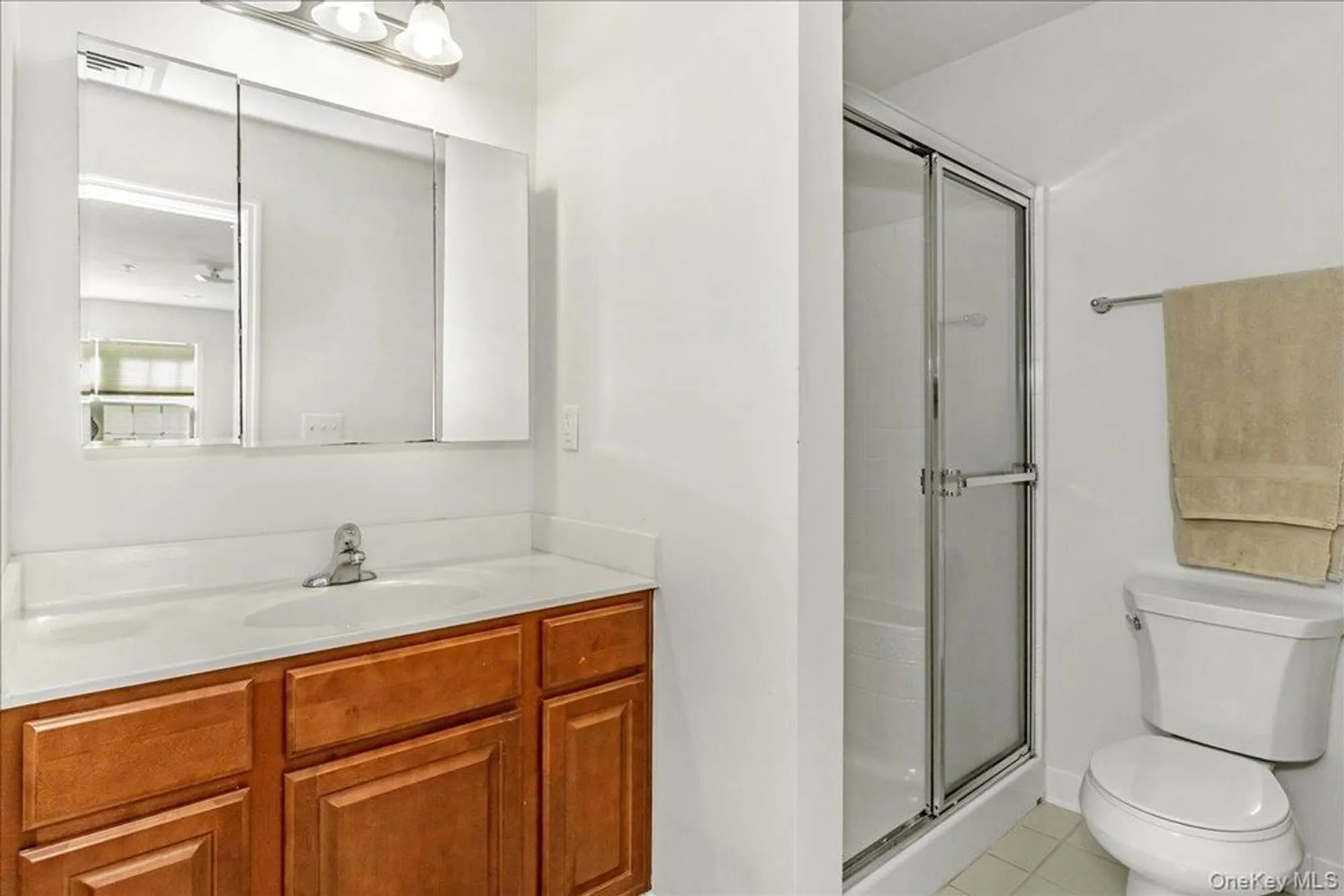 Property Slideshow image 11 of 20 | 802 willow ln uppr level, Valley Stream, NY, 11580