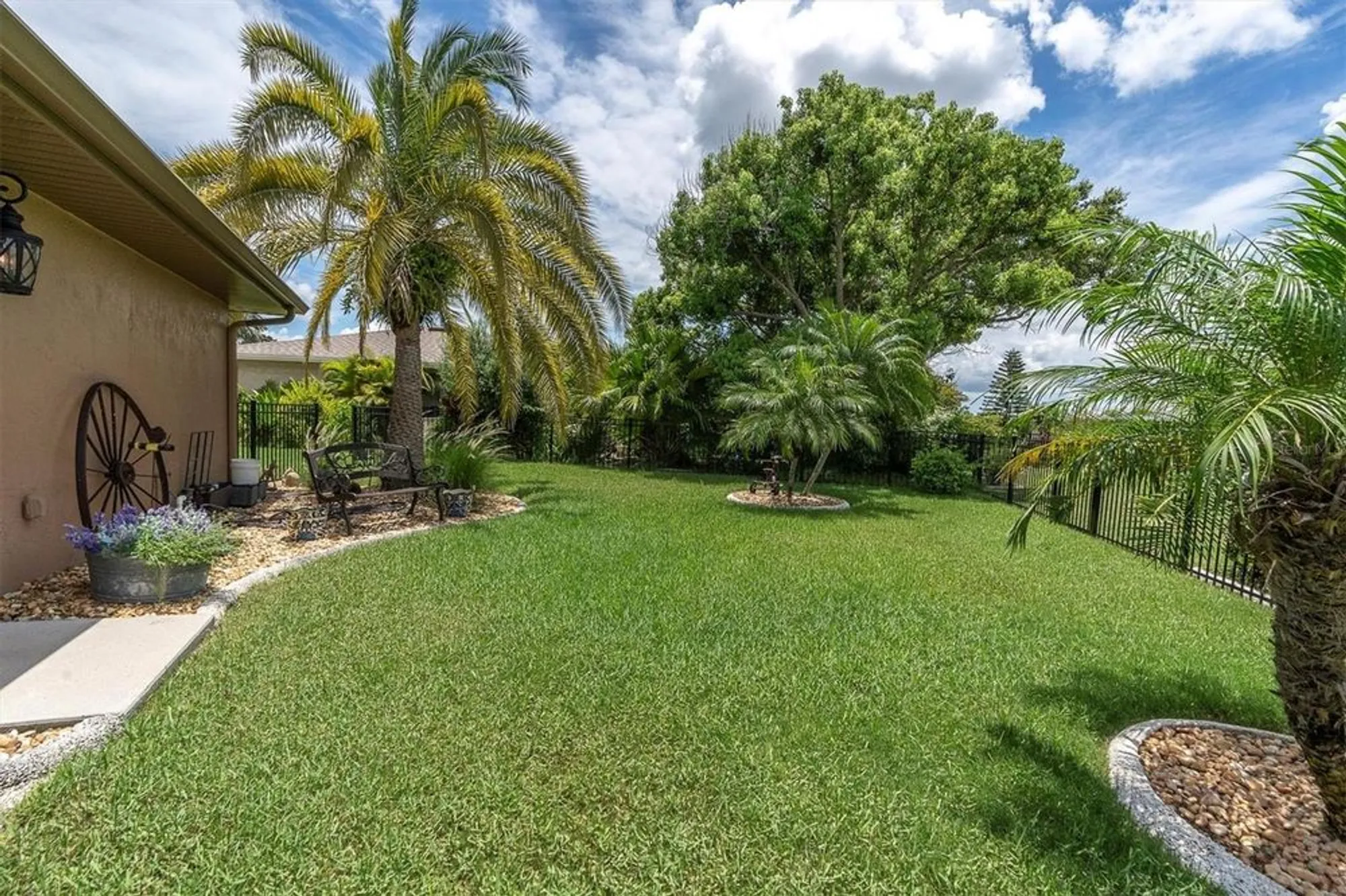 Property Slideshow image 34 of 54 | 301 thorn hill pl, Sun City Center, FL, 33573