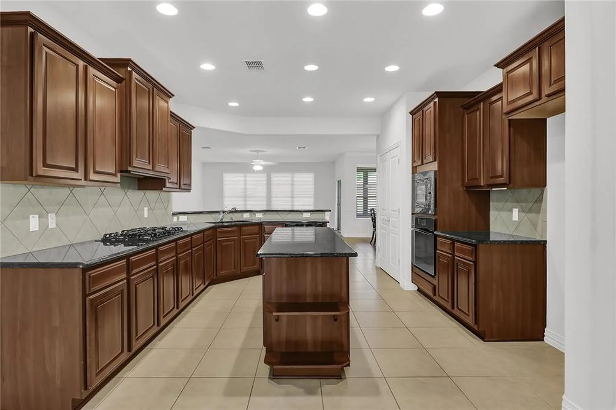 Property Slideshow image 16 of 27 | 862 carrington greens dr, Frisco, TX, 75036