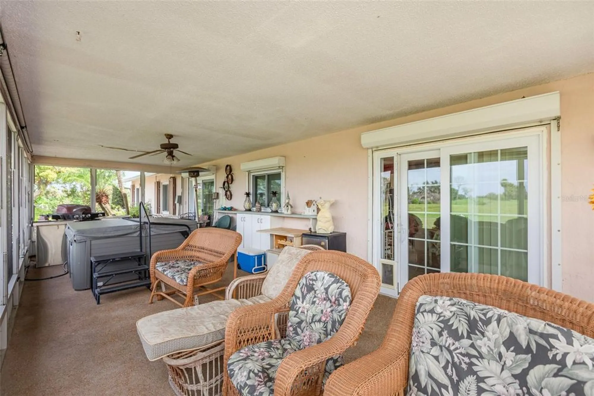 Property Slideshow image 26 of 48 | 305 cranston pl, Sun City Center, FL, 33573