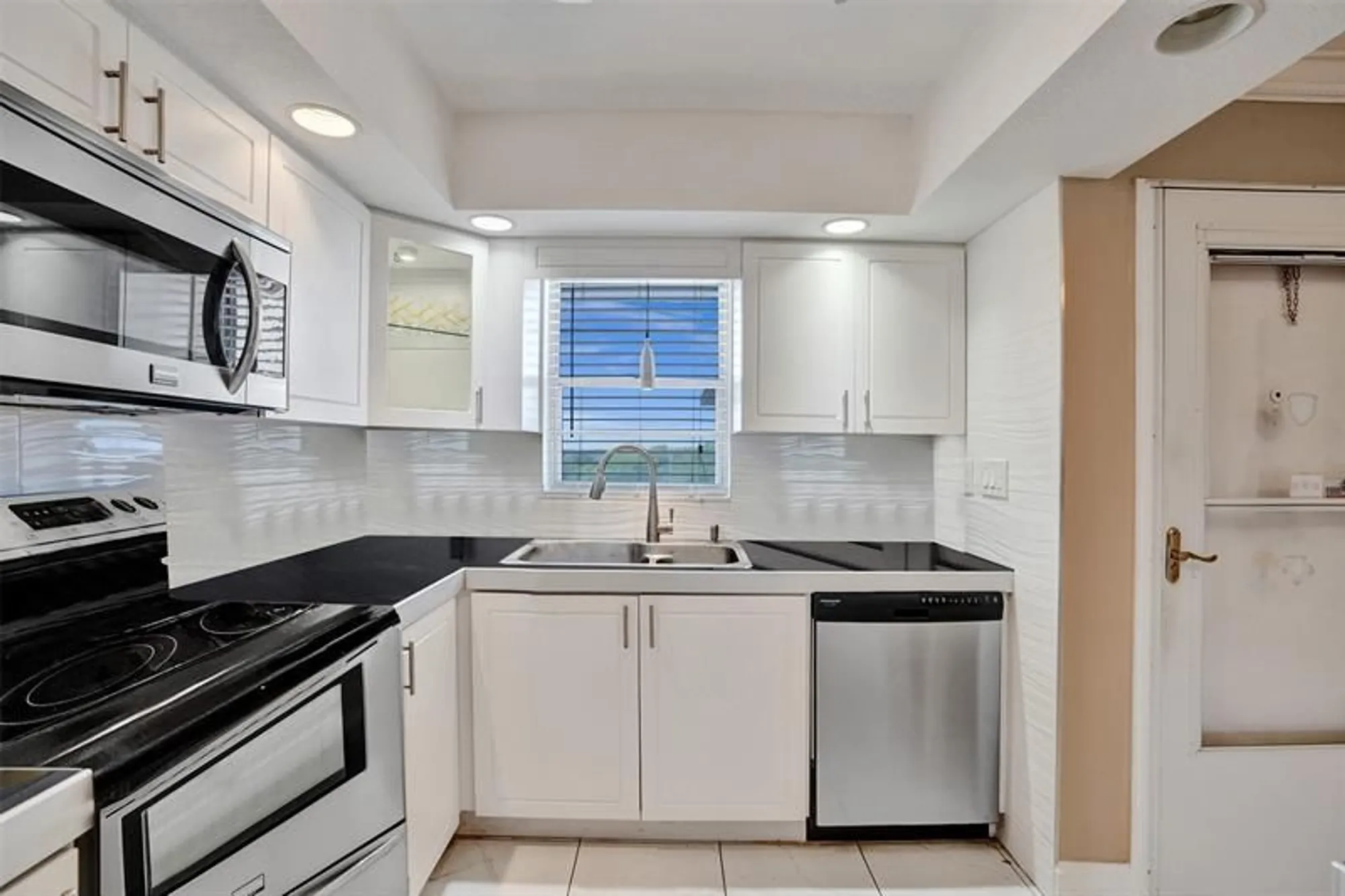 Property Slideshow image 11 of 48 | 5860 nw 44th st 603, Lauderhill, FL, 33319