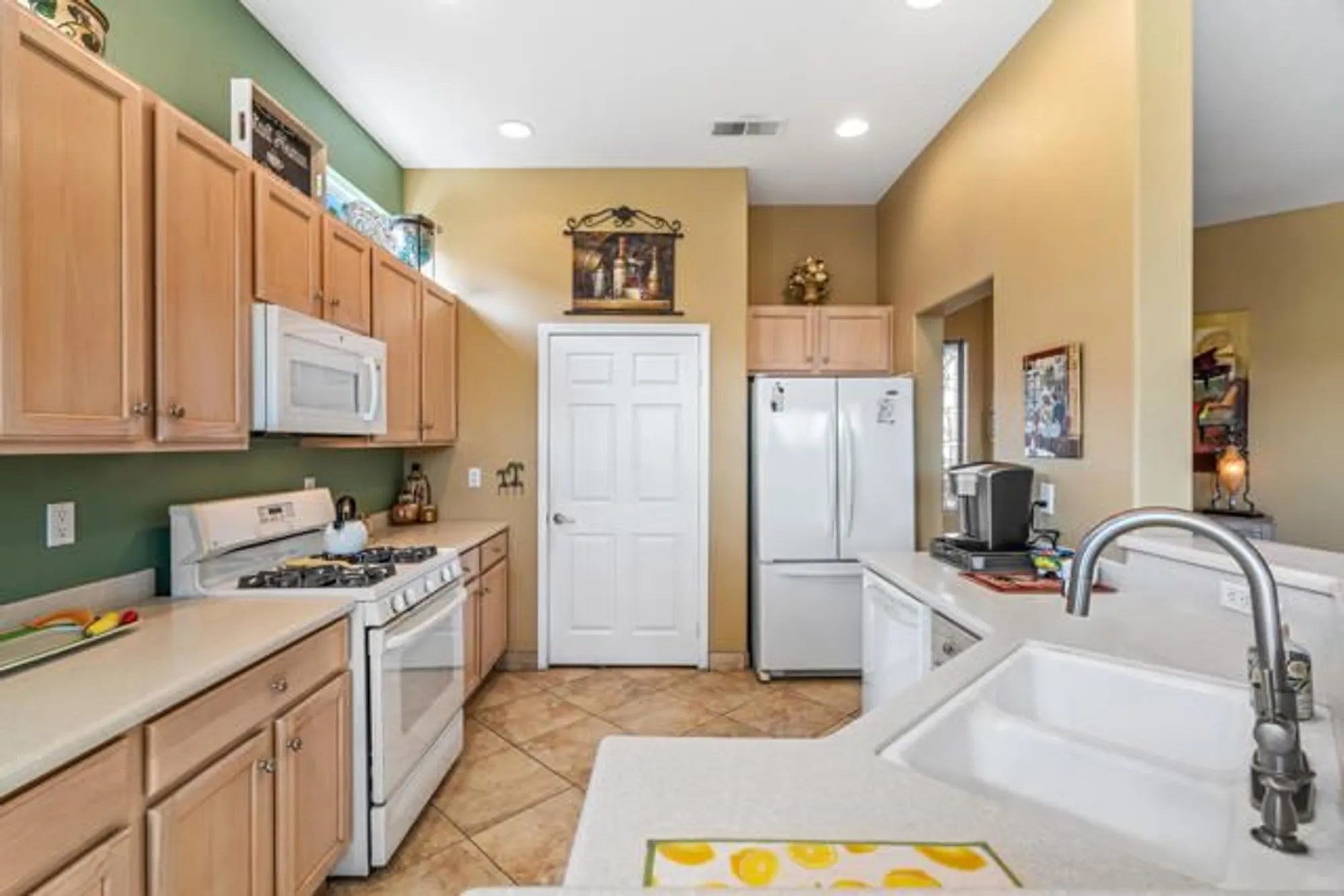 Property Slideshow image 16 of 51 | 43774 royal saint george dr, Indio, CA, 92201