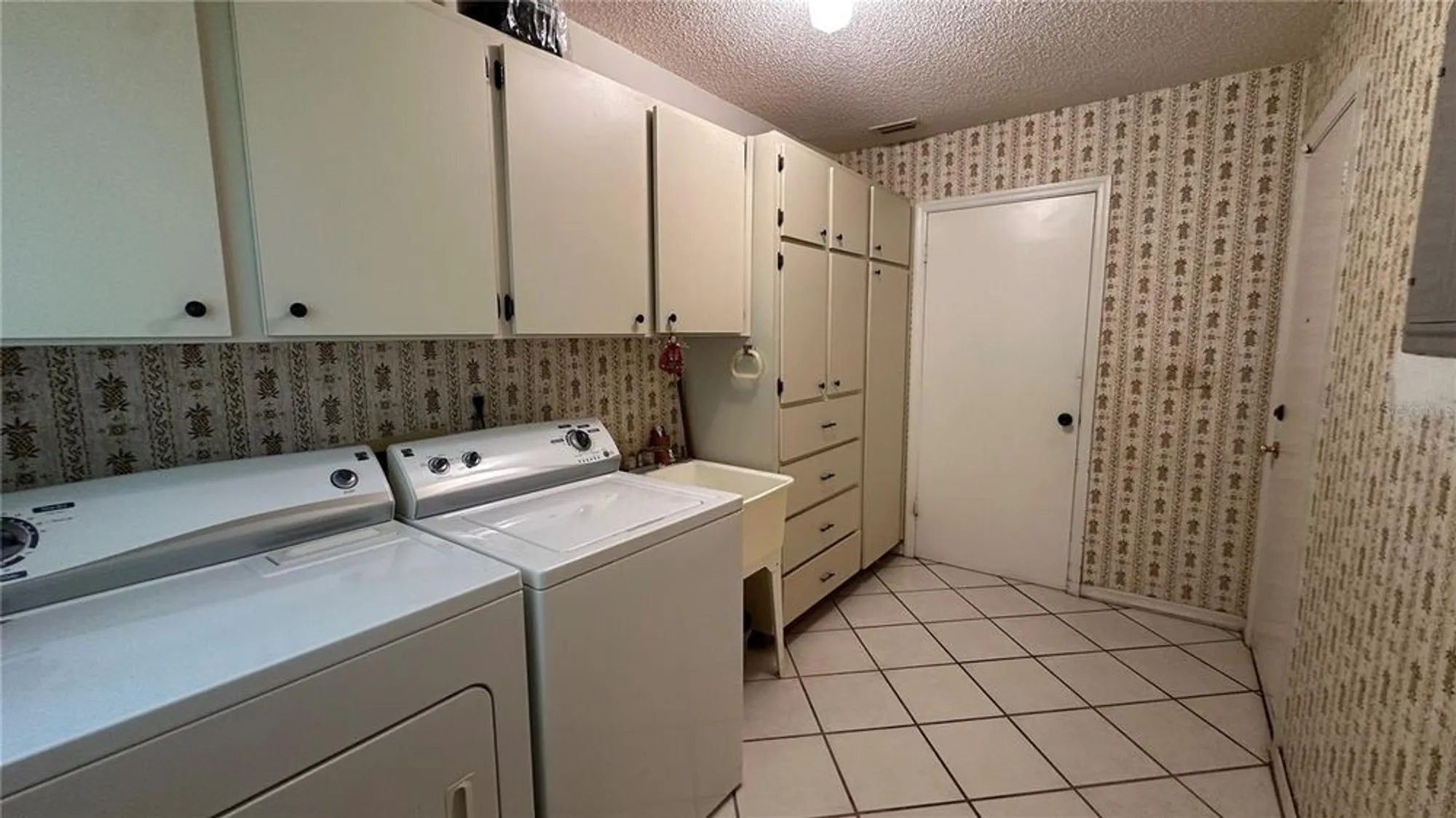 Property Slideshow image 14 of 20 | 205 strongbow ct, Sun City Center, FL, 33573