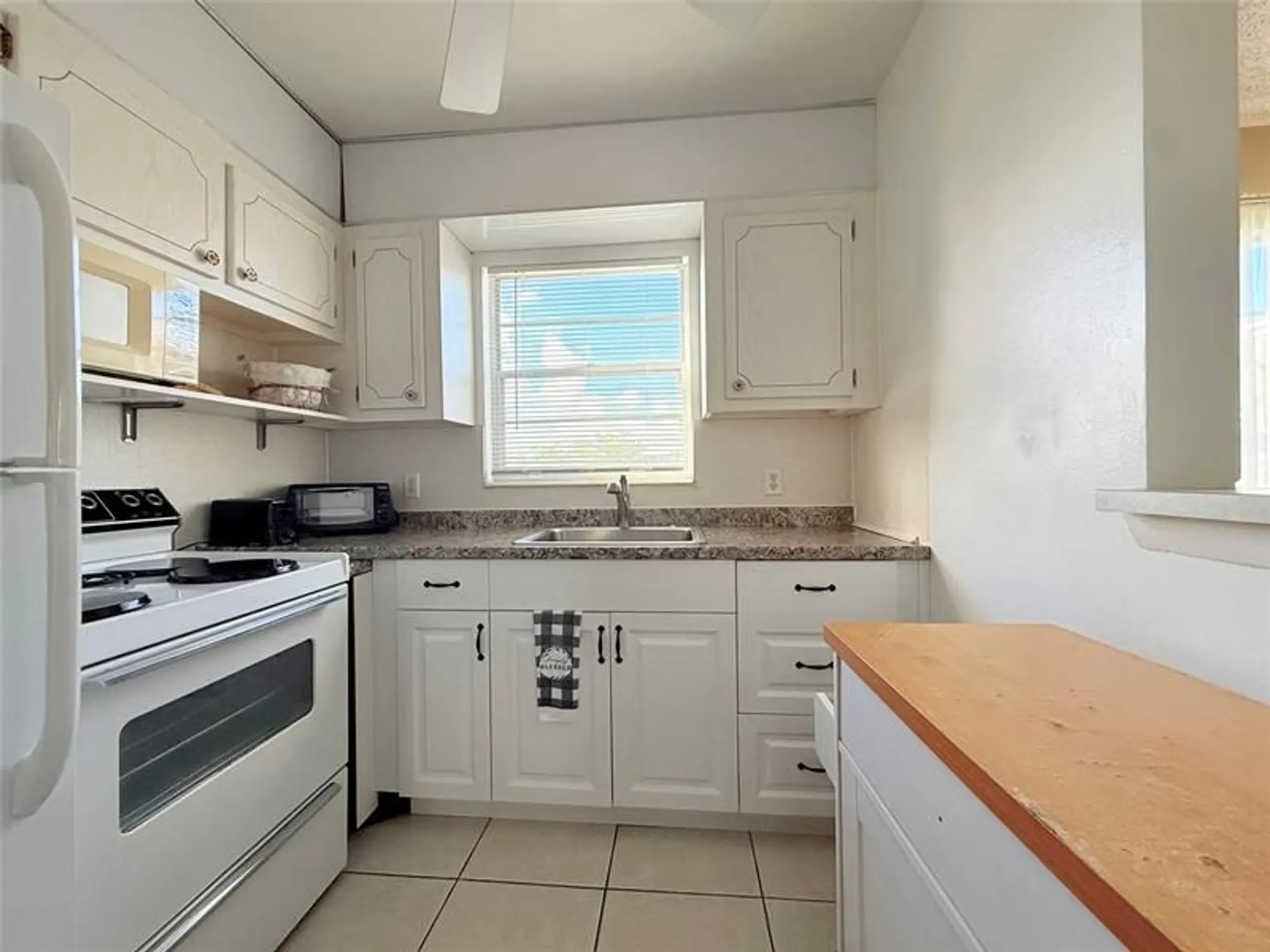 Property Slideshow image 7 of 34 | 204 oakridge m # 204, Deerfield Beach, FL, 33442