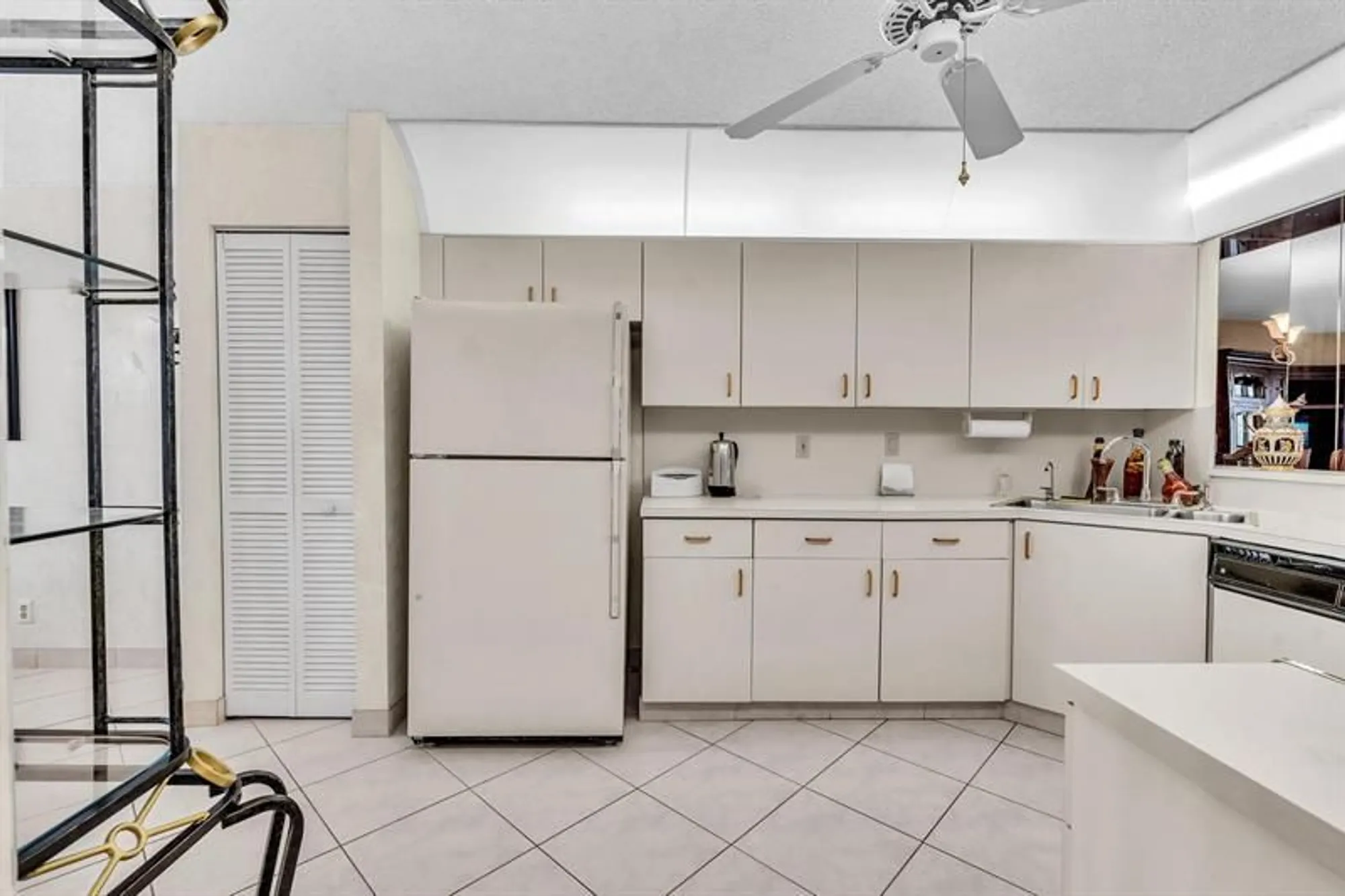 Property Slideshow image 8 of 83 | 7449 fairfax dr 211, Tamarac, FL, 33321