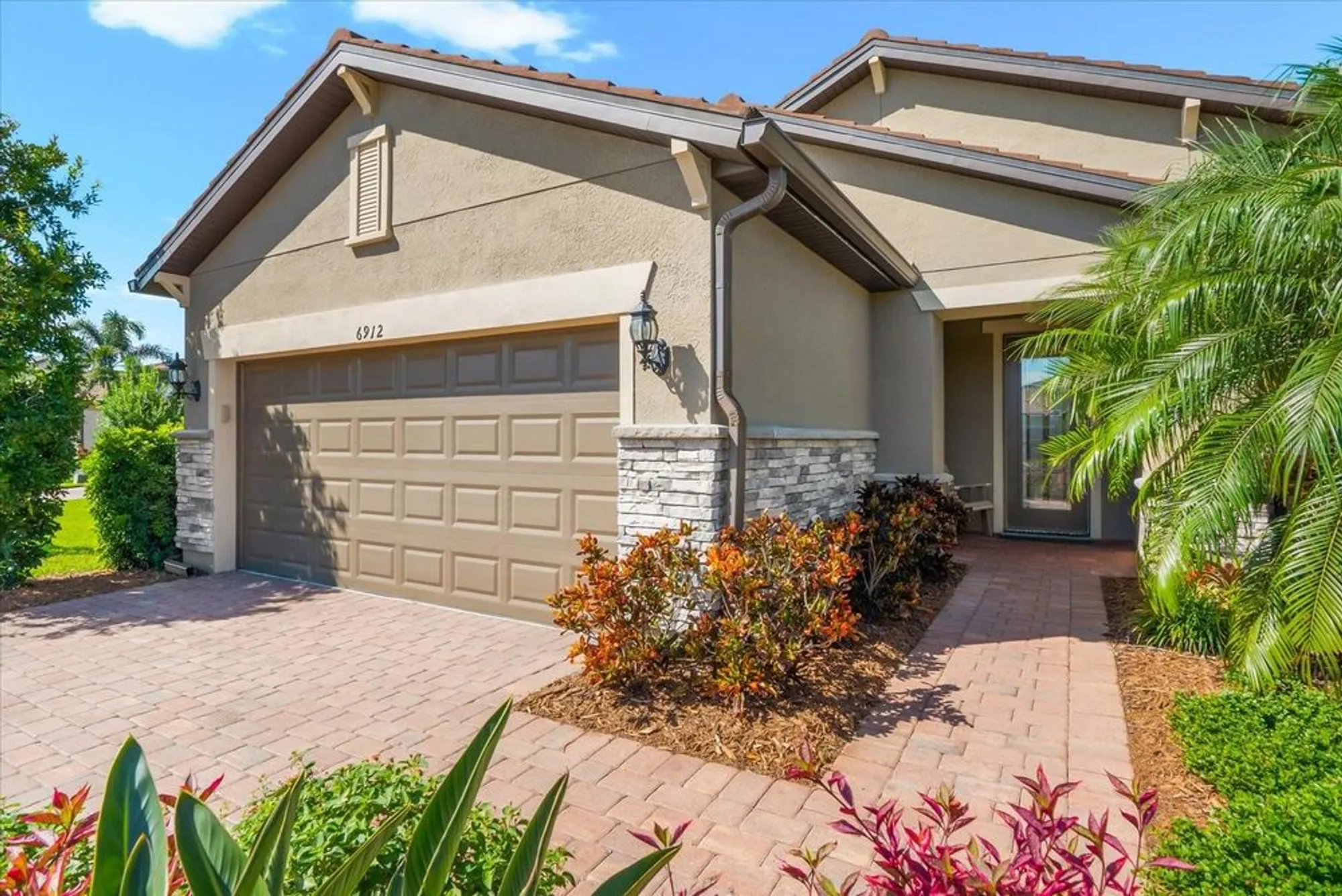 Property Slideshow image 3 of 94 | 6912 gosport cv, Bradenton, FL, 34202