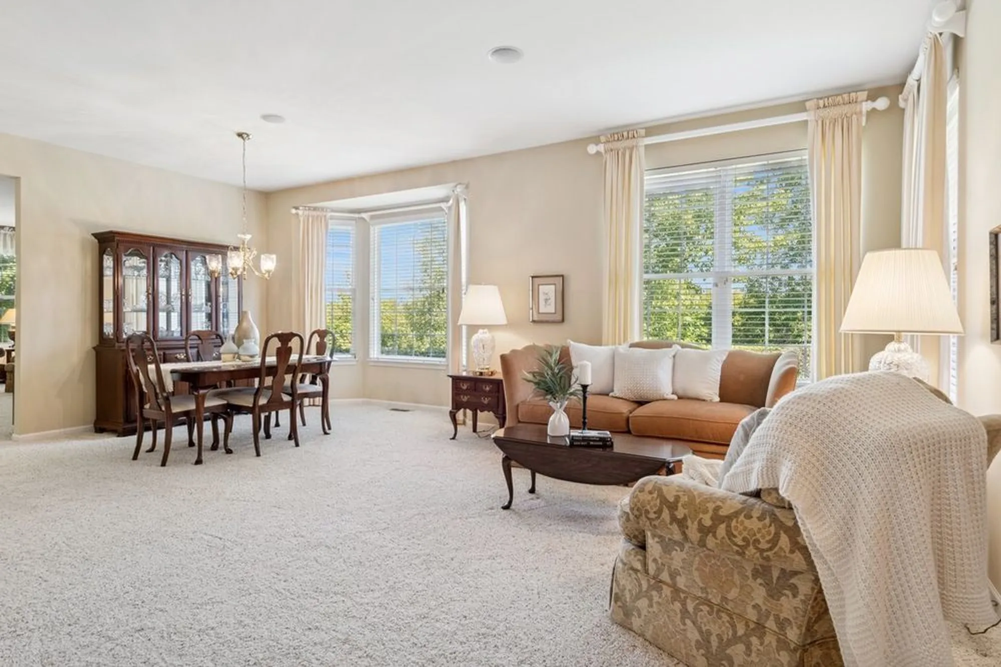 Property Slideshow image 6 of 40 | 1504 mansfield dr, Aurora, IL, 60502