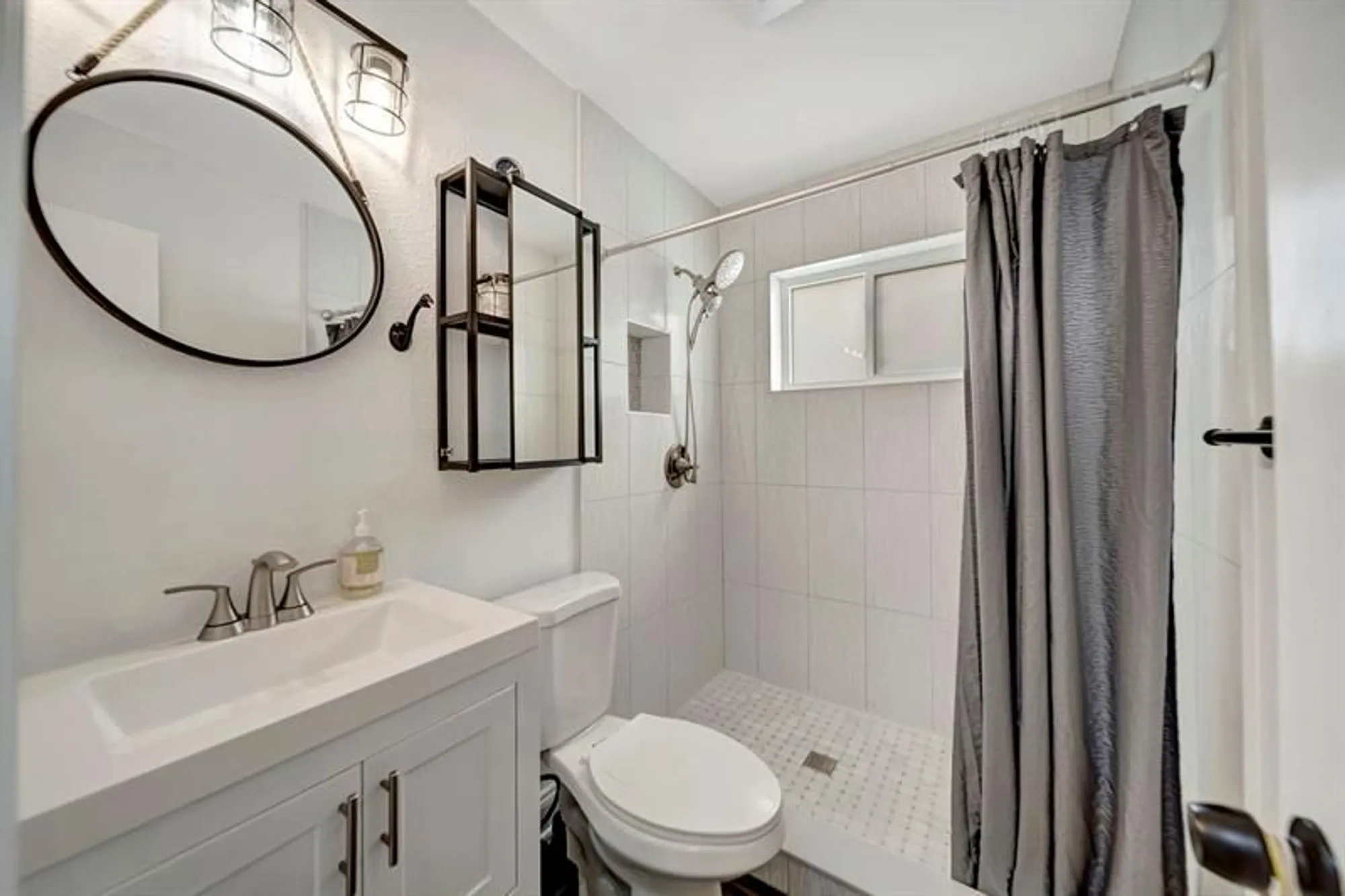 Property Slideshow image 9 of 39 | 4400 nw 45th ct, Tamarac, FL, 33319