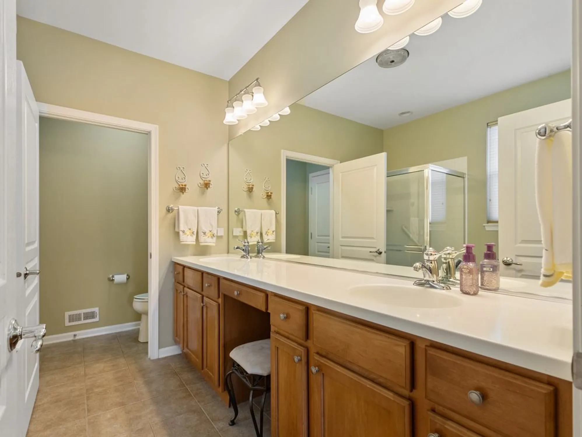 Property Slideshow image 20 of 36 | 3001 ravinia cir, Mundelein, IL, 60060