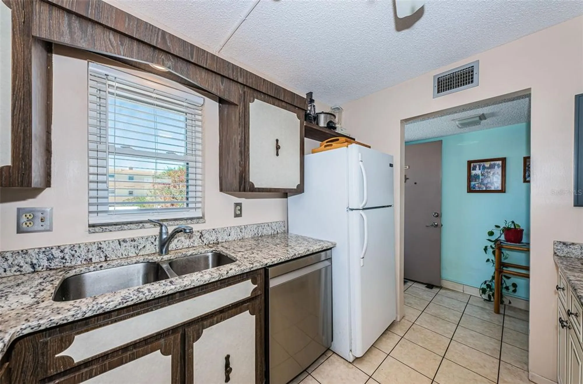 Property Slideshow image 11 of 32 | 7405 bay island dr 220, South Pasadena, FL, 33707