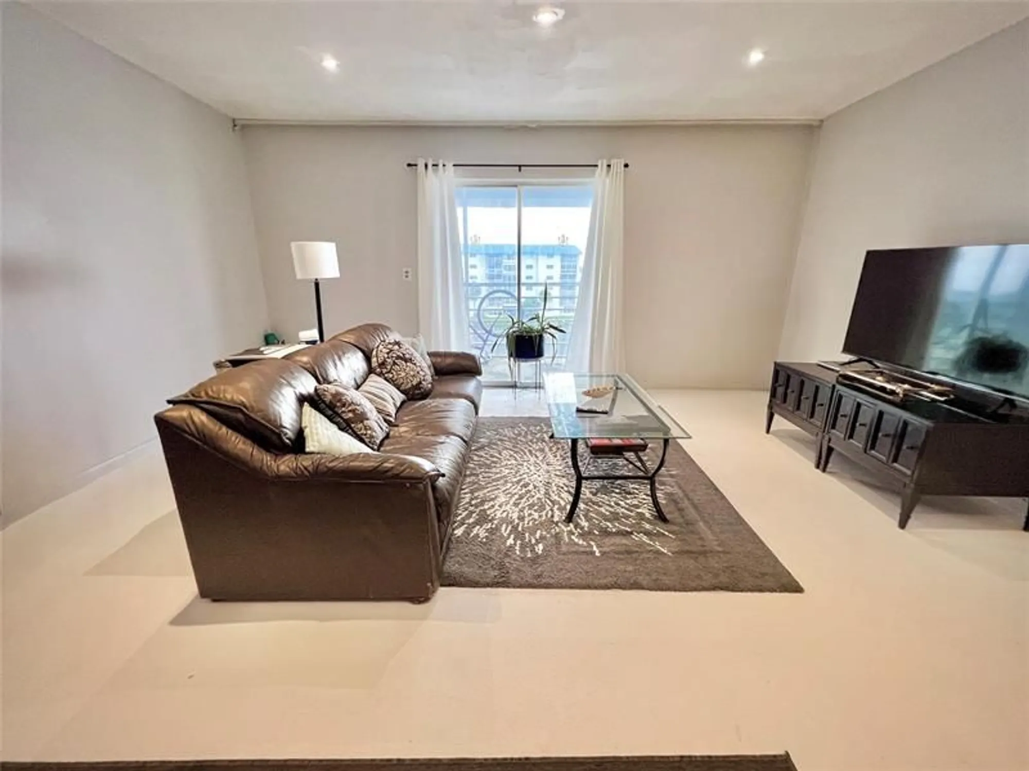 Property Slideshow image 8 of 44 | 4750 nw 22nd ct 507, Lauderhill, FL, 33313