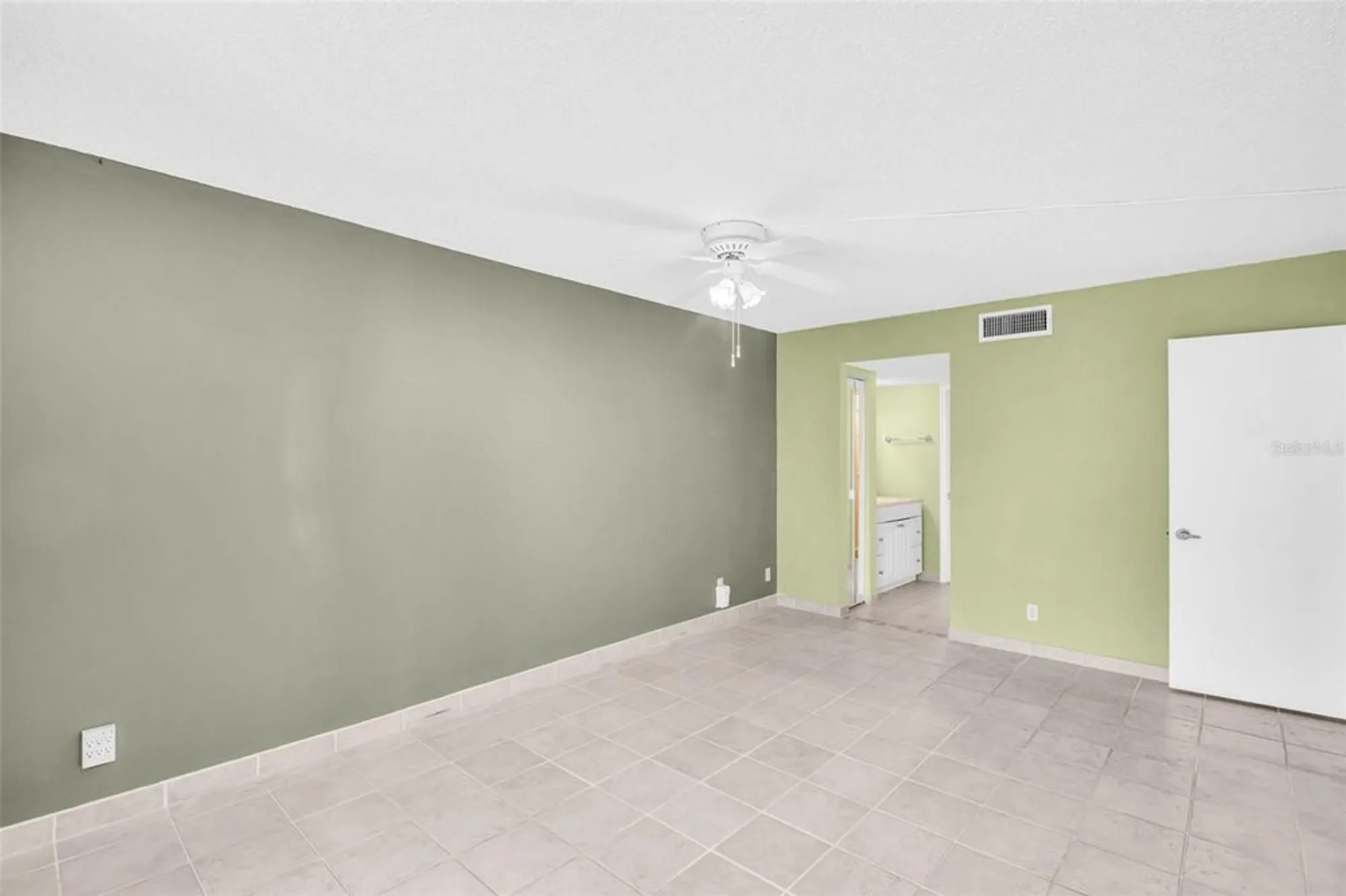 Property Slideshow image 15 of 49 | 6158 palma del mar blvd s apt 505, St Petersburg, FL, 33715