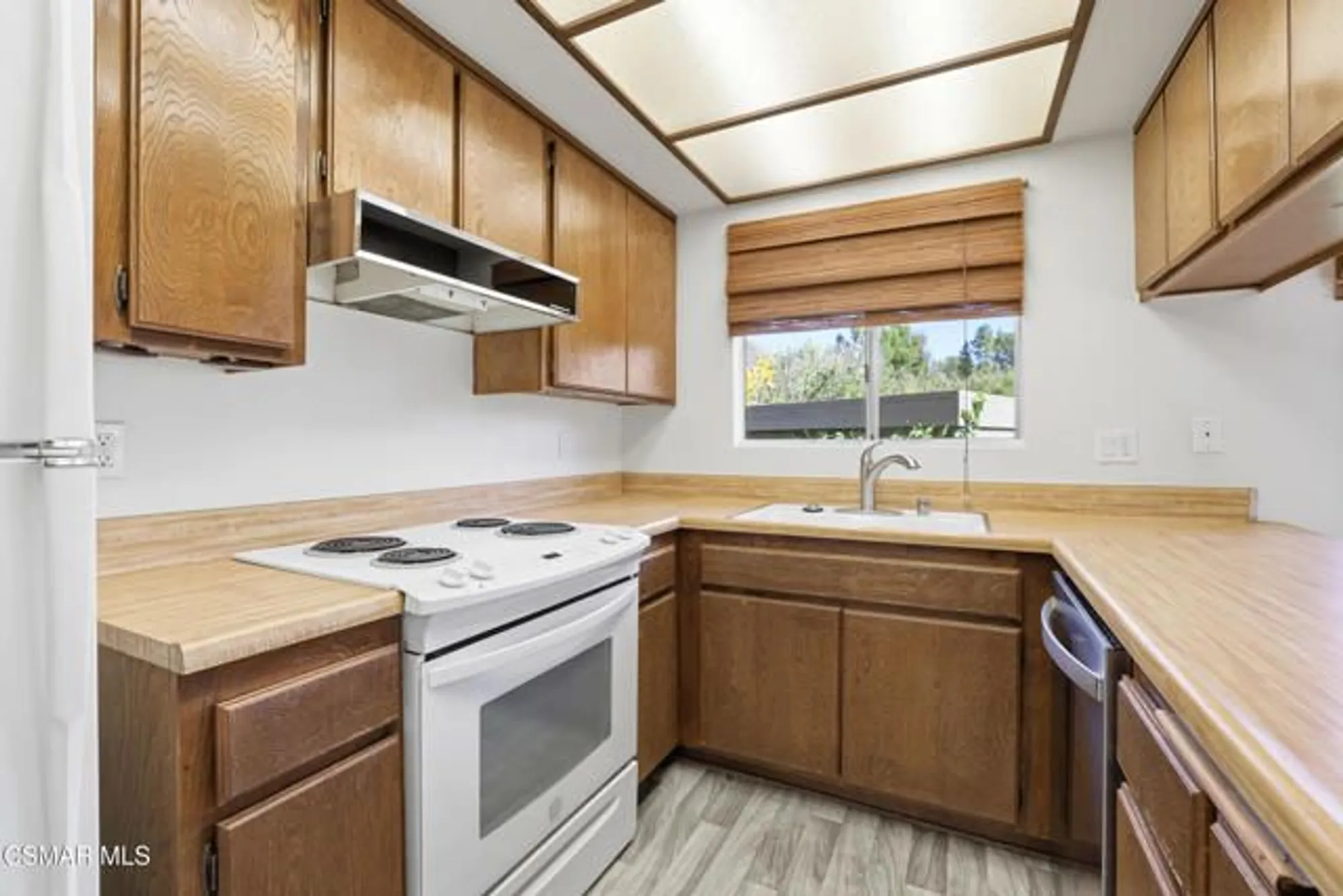 Property Slideshow image 9 of 30 | 245 oakleaf dr apt 205, Thousand Oaks, CA, 91360