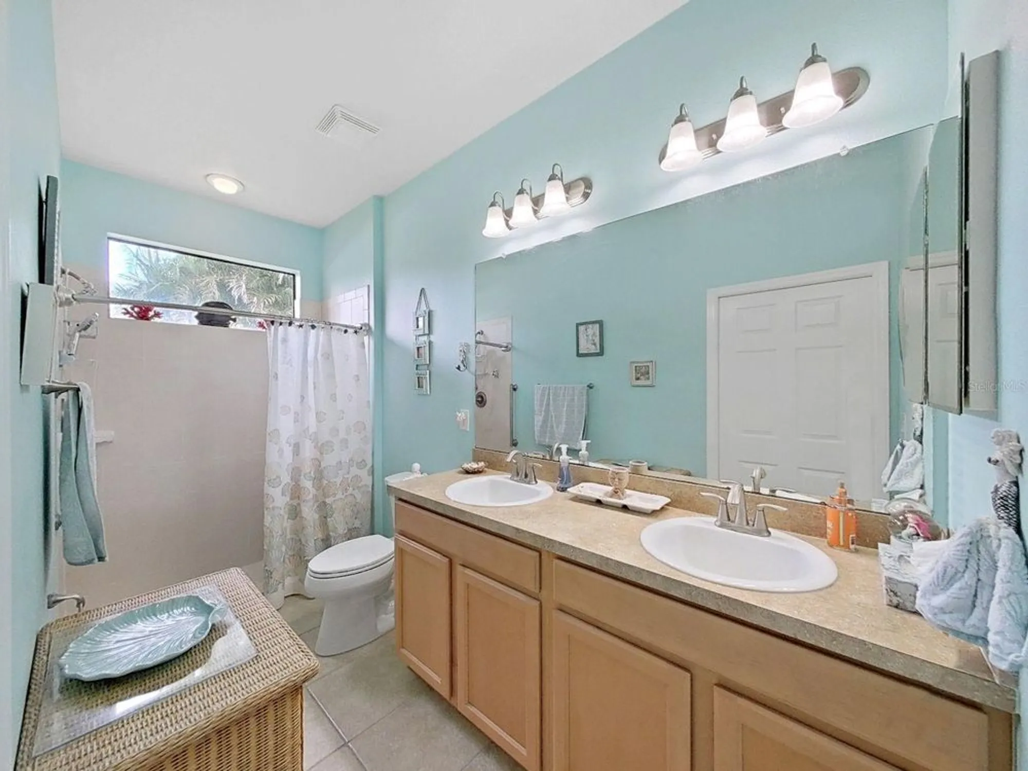 Property Slideshow image 25 of 100 | 303 bluewater falls ct, Apollo Beach, FL, 33572