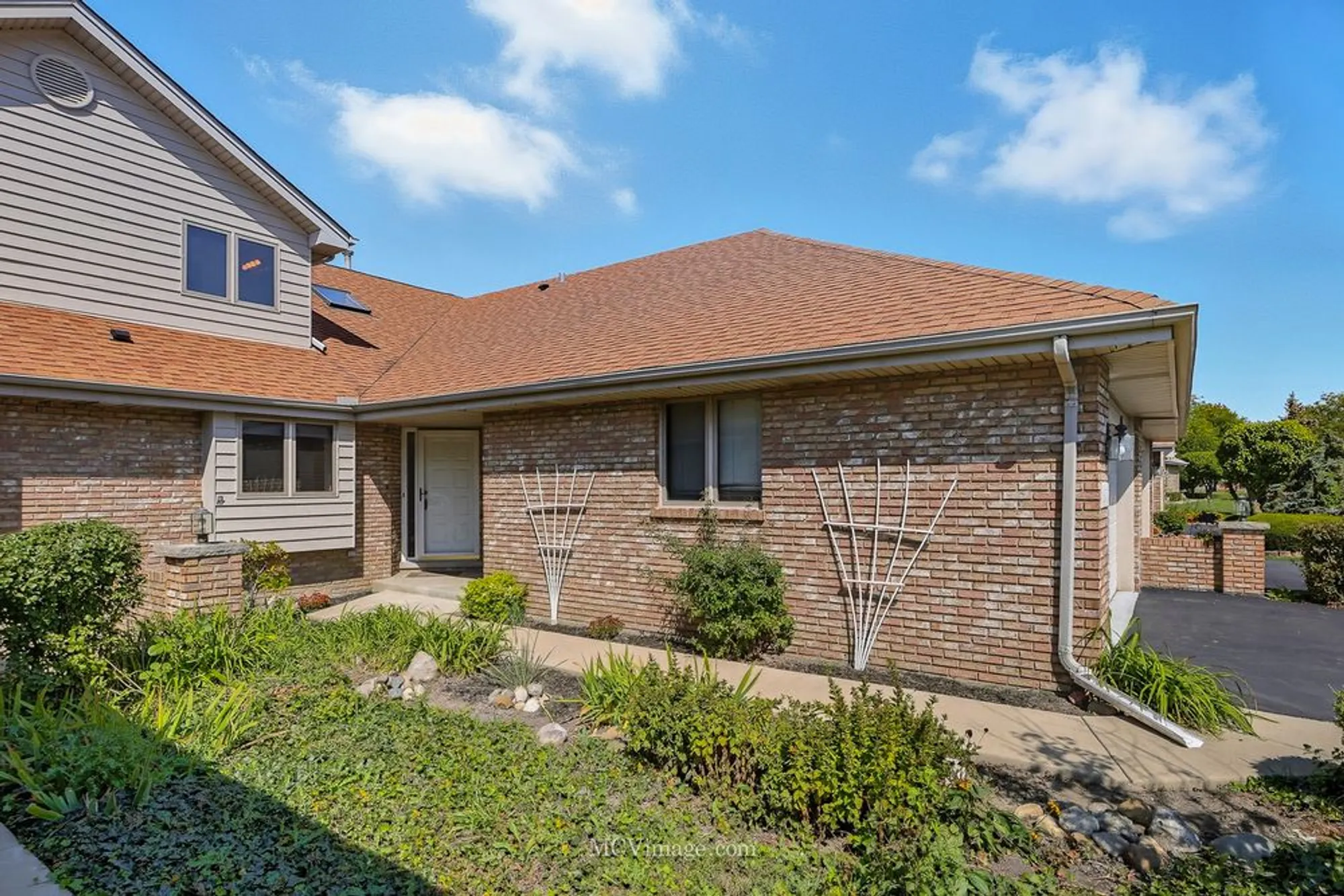 Property Slideshow image 3 of 25 | 18434 lakeview cir, Tinley Park, IL, 60477