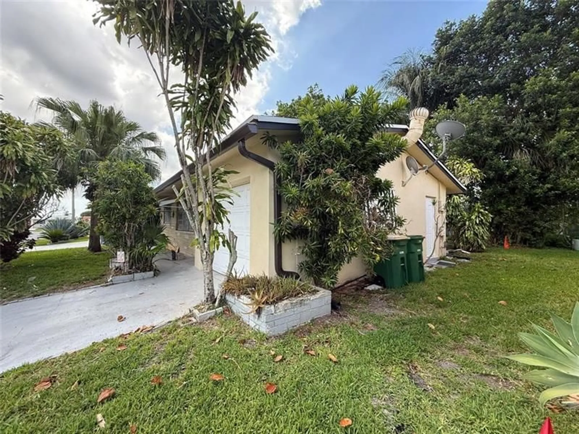 Property Slideshow image 5 of 17 | 4314 nw 47th ct, Tamarac, FL, 33319