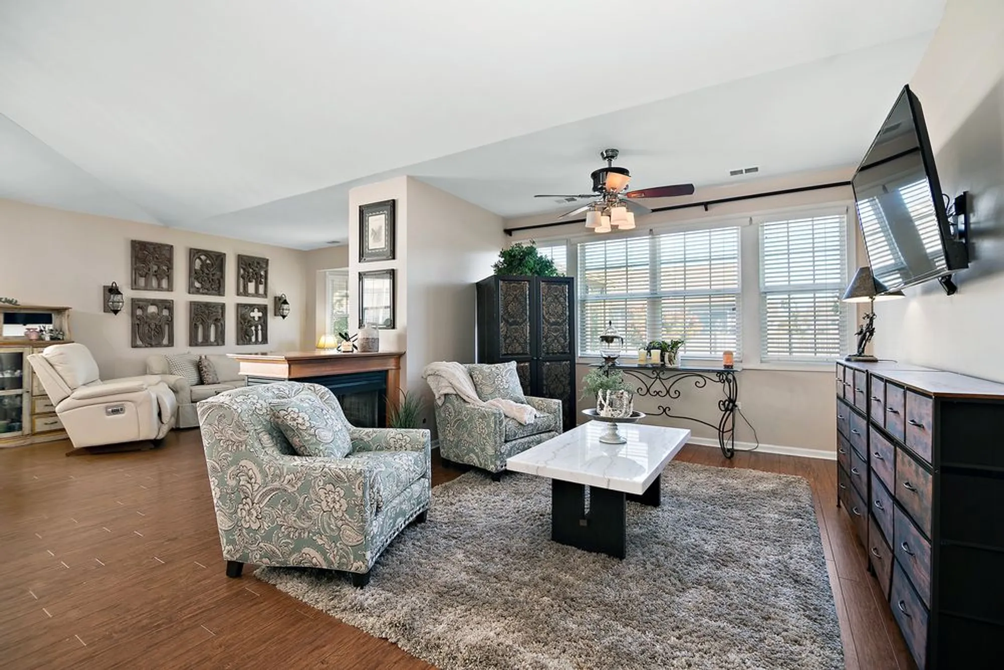 Property Slideshow image 10 of 31 | 17053 mendota dr, Lockport, IL, 60441
