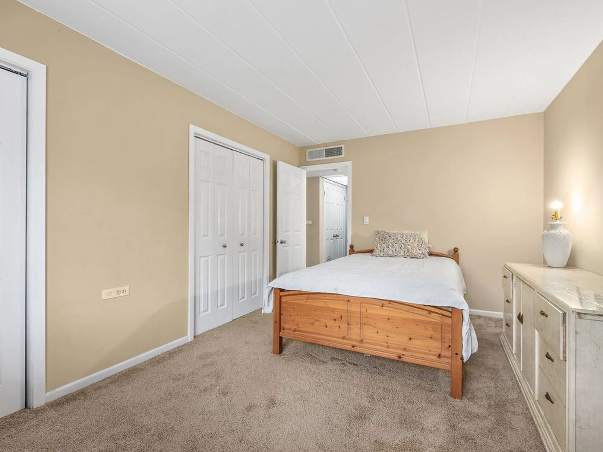 Property Slideshow image 9 of 25 | 5540 walnut ave apt 33a, Downers Grove, IL, 60515