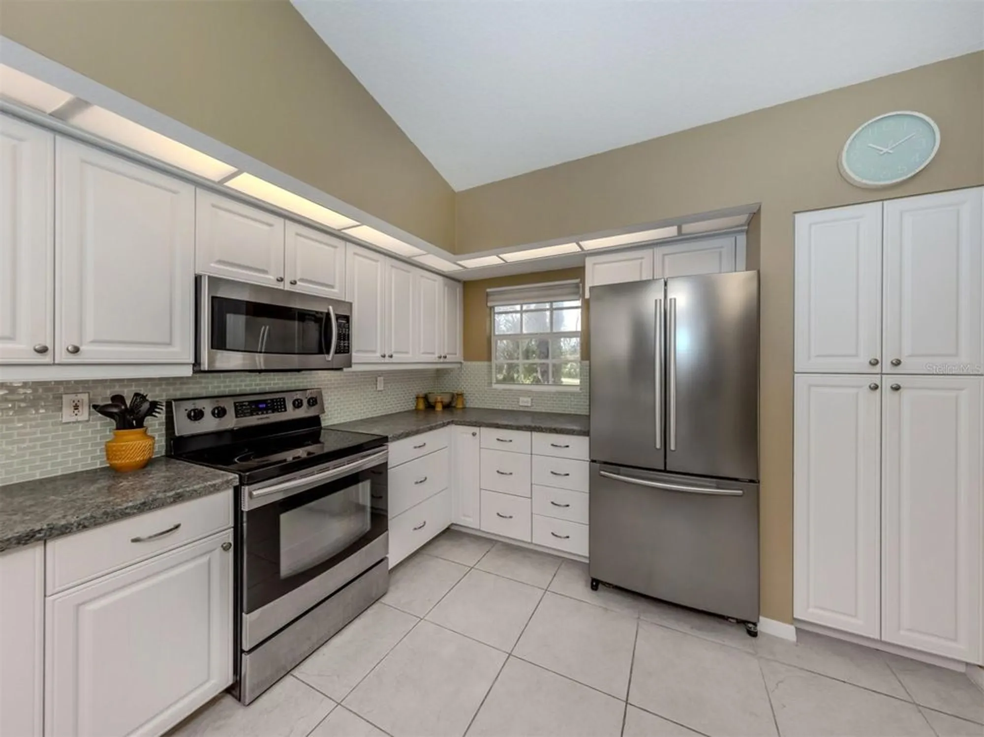 Property Slideshow image 19 of 76 | 805 montrose dr 203, Venice, FL, 34293