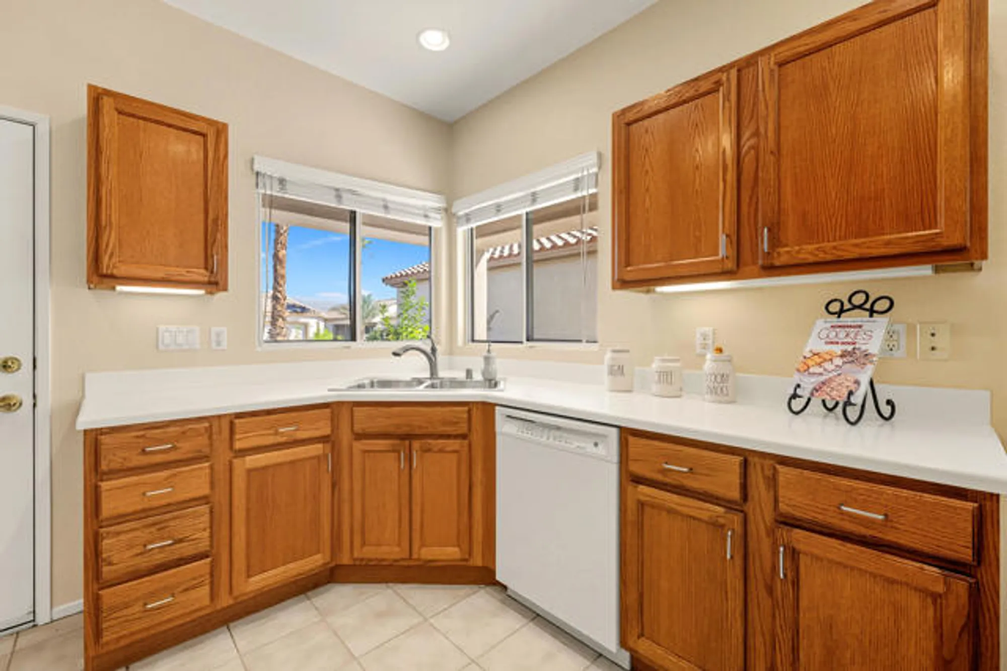Property Slideshow image 11 of 30 | 78571 glastonbury way, Palm Desert, CA, 92211
