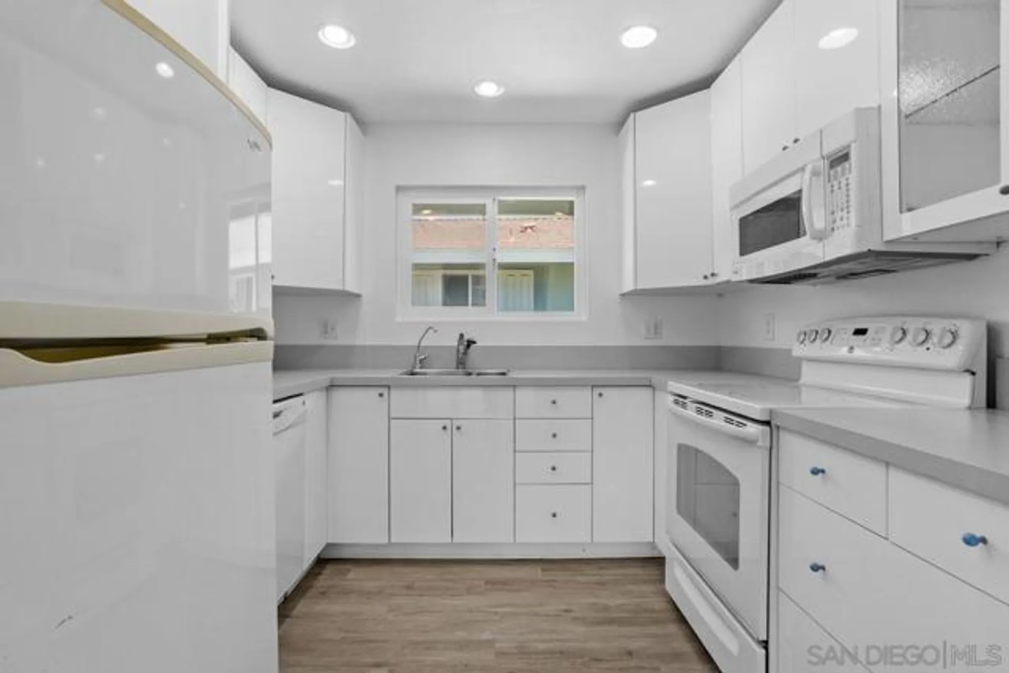 Property Slideshow image 12 of 20 | 3760 vista campana 48, Oceanside, CA, 92057