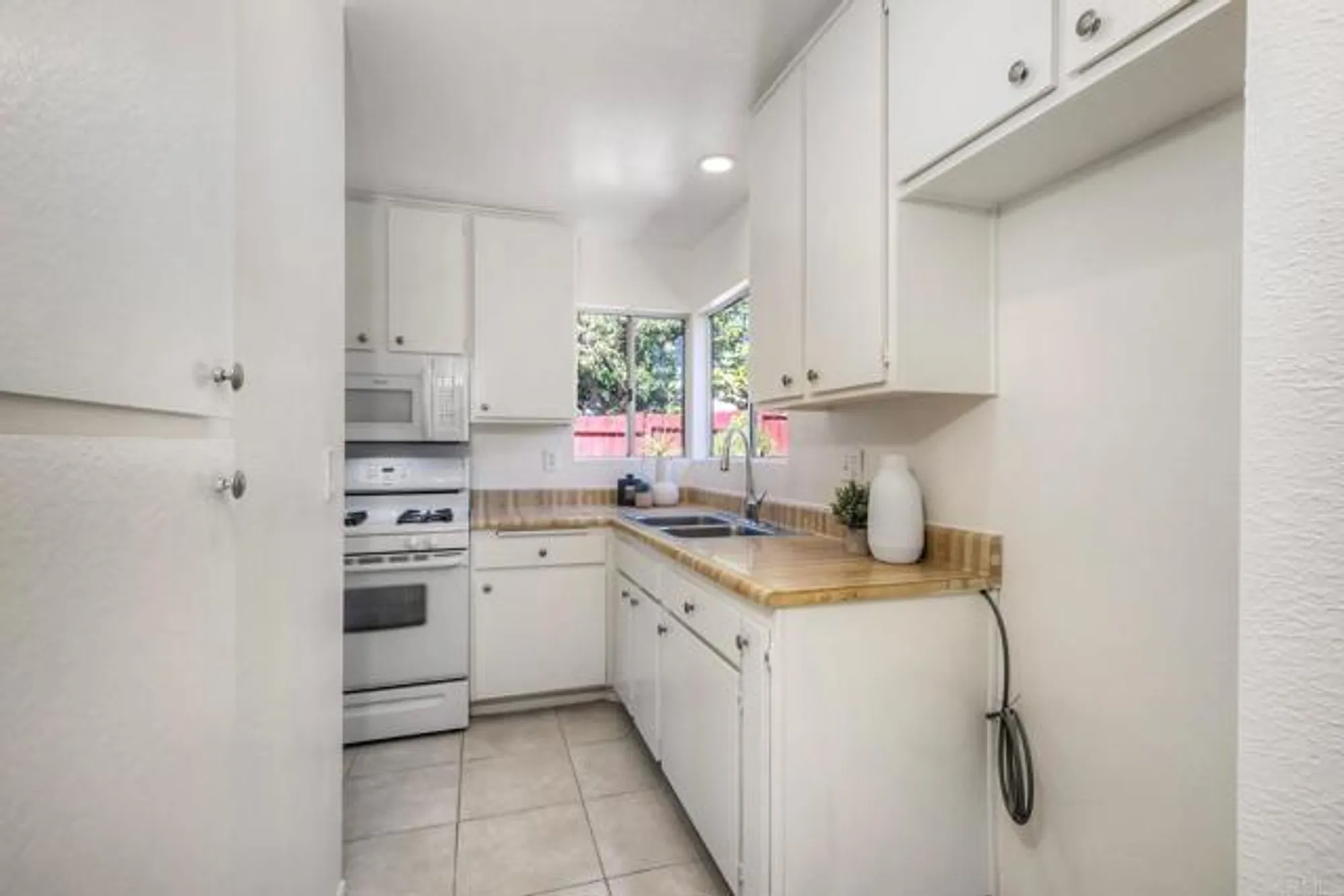 Property Slideshow image 13 of 31 | 4564 quailridge dr, Oceanside, CA, 92056