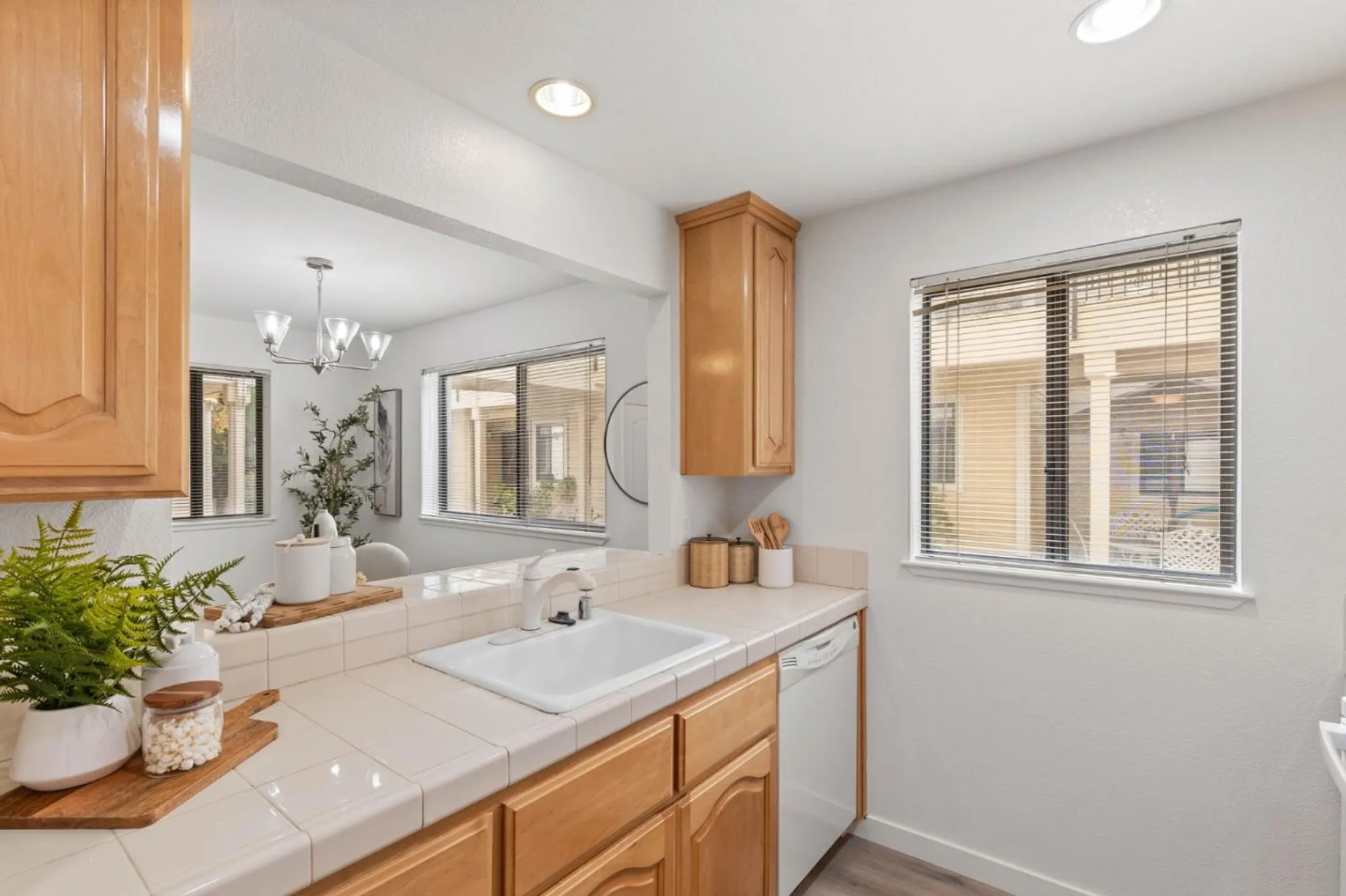 Property Slideshow image 7 of 37 | 576 w parr ave 1, Los Gatos, CA, 95032