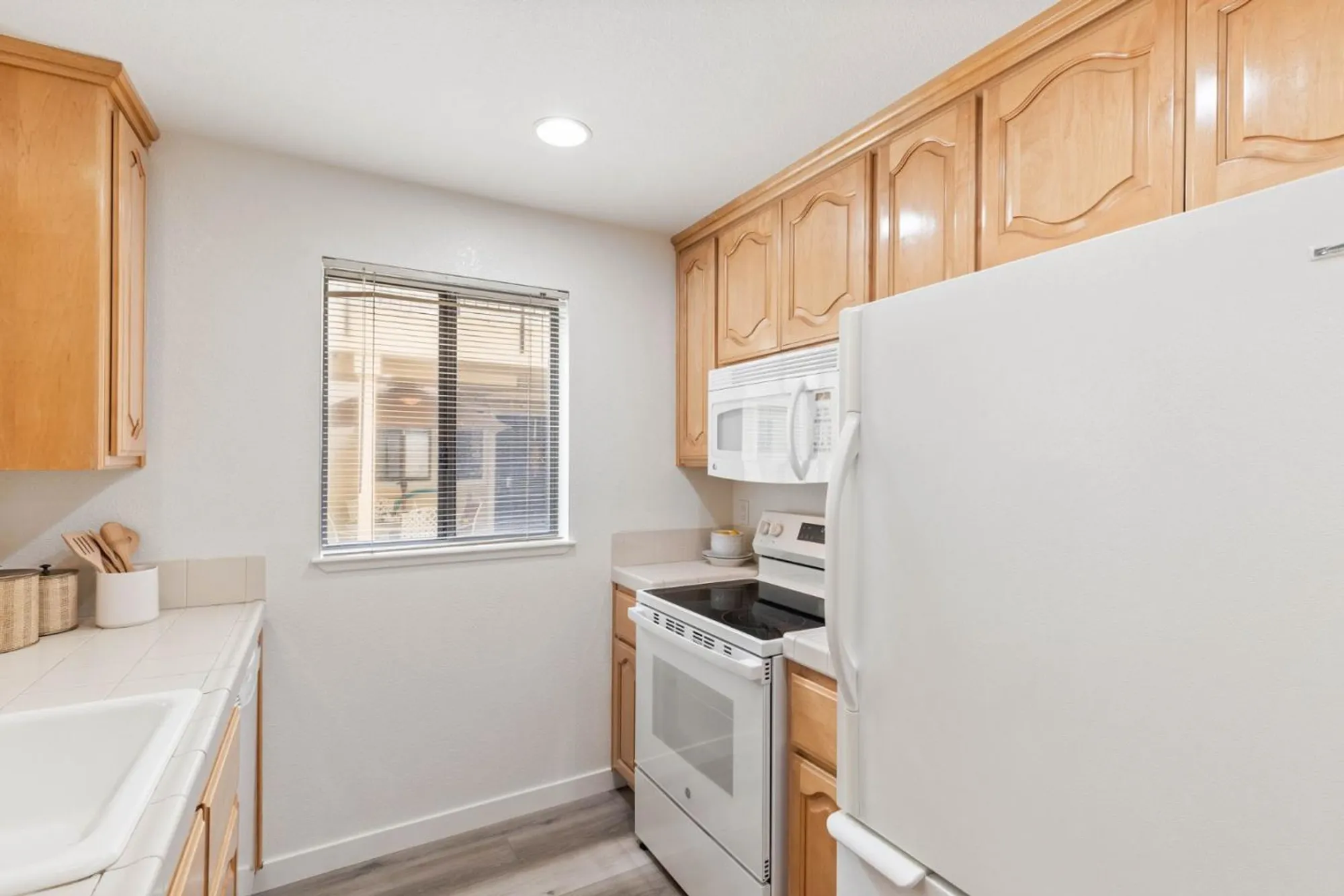 Property Slideshow image 8 of 37 | 576 w parr ave 1, Los Gatos, CA, 95032