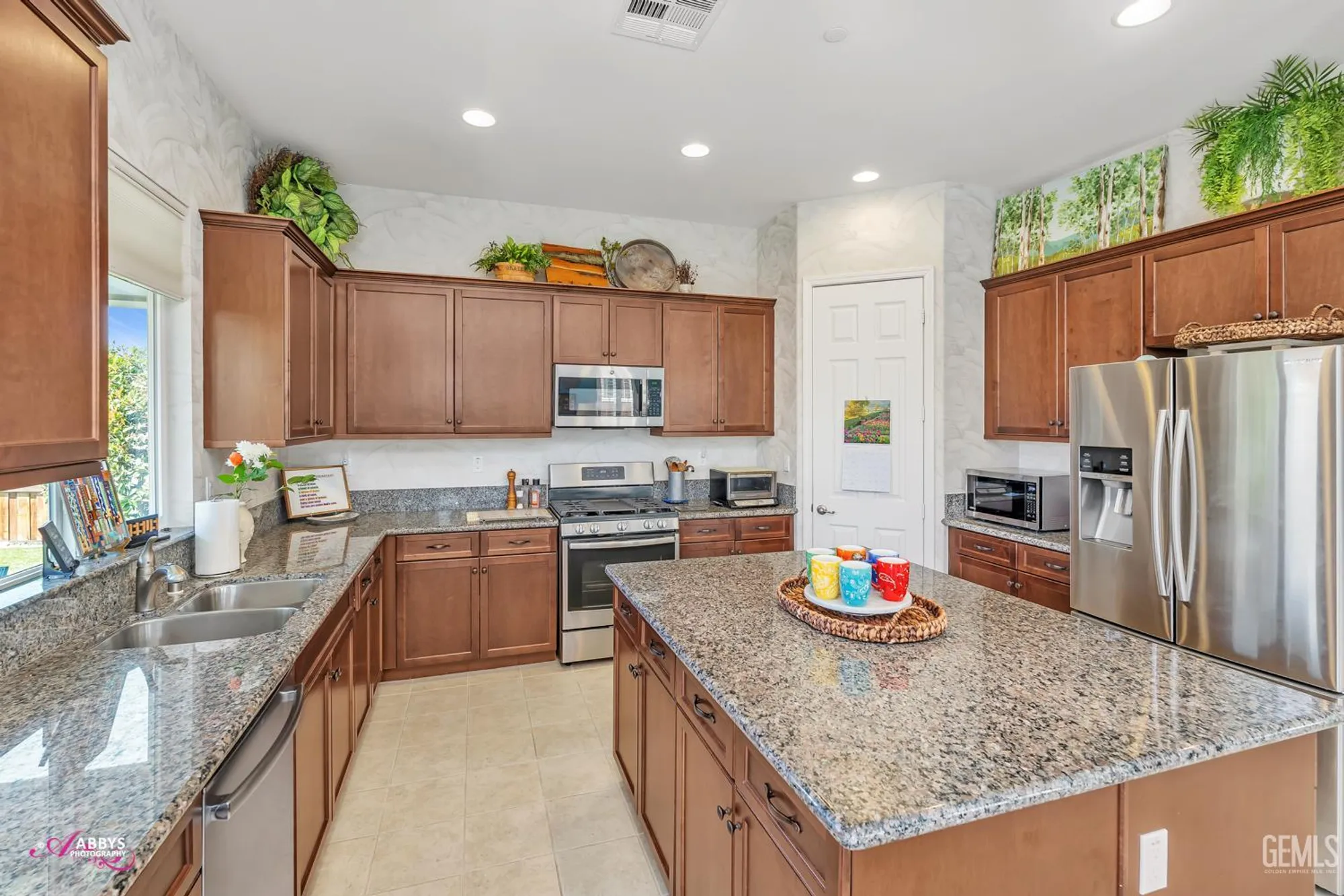 Property Slideshow image 12 of 50 | 9803 petersburg pl, Bakersfield, CA, 93306