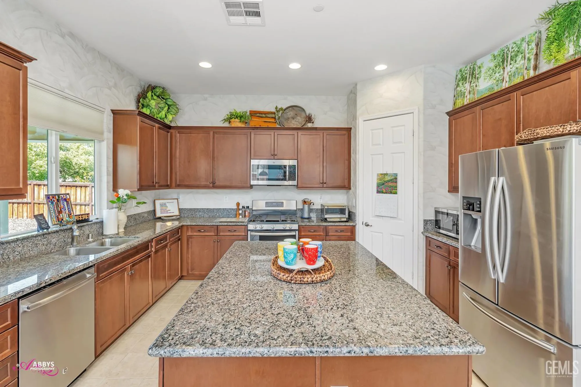 Property Slideshow image 13 of 50 | 9803 petersburg pl, Bakersfield, CA, 93306