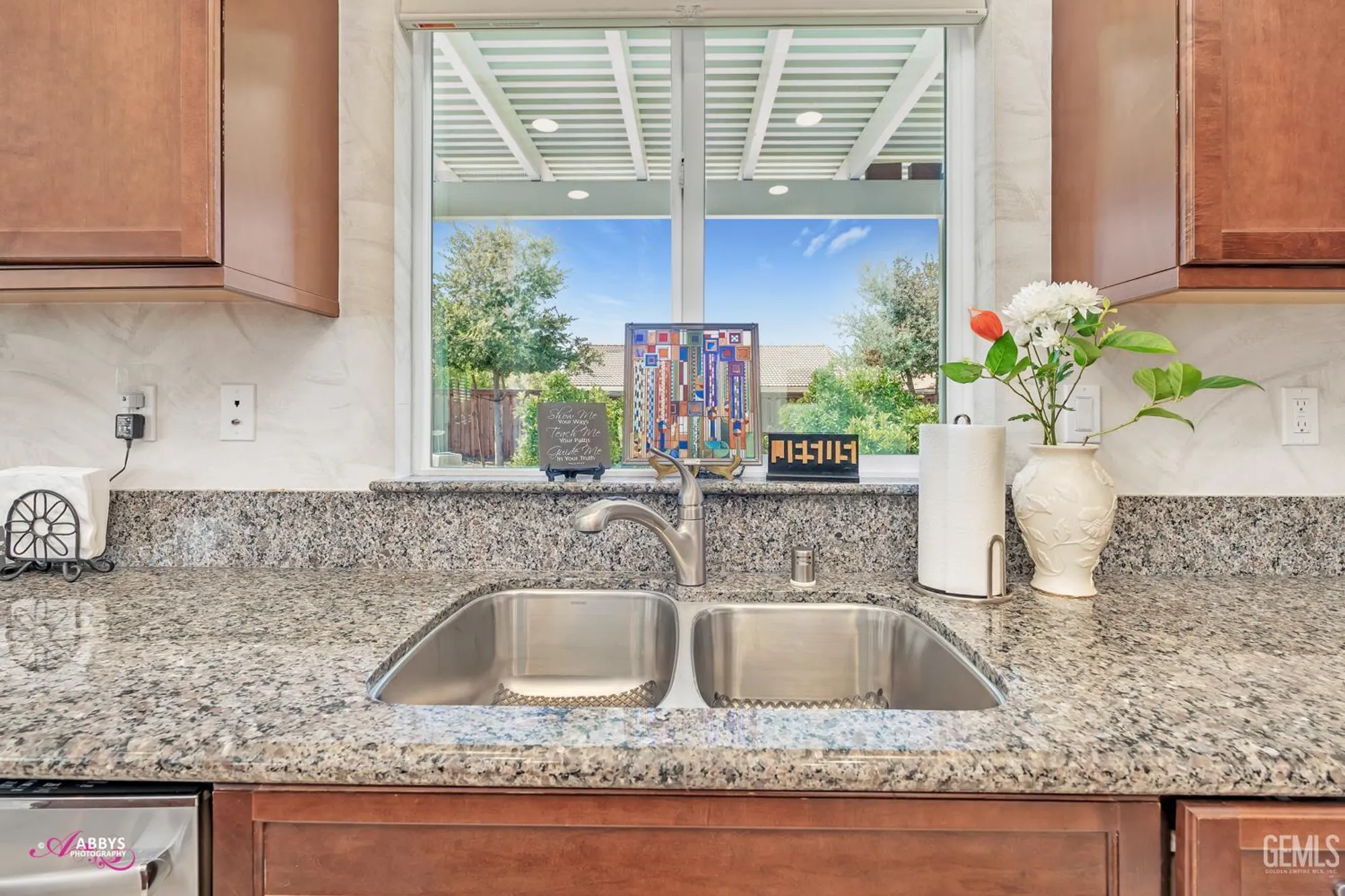 Property Slideshow image 15 of 50 | 9803 petersburg pl, Bakersfield, CA, 93306