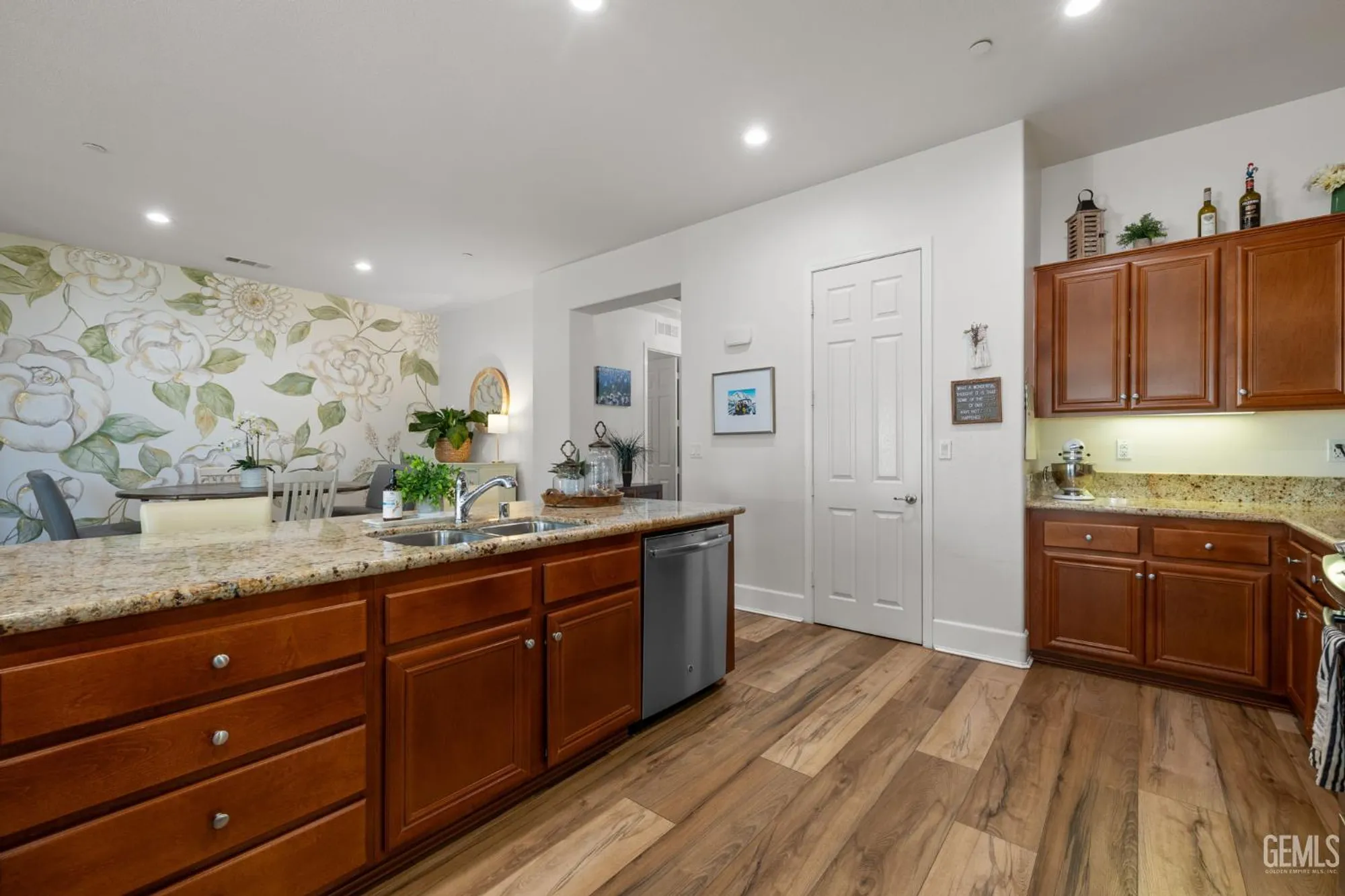 Property Slideshow image 18 of 55 | 9700 kingsport pl, Bakersfield, CA, 93306