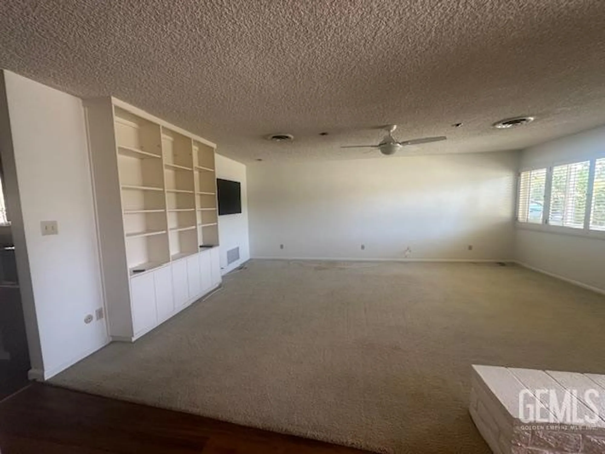 Property Slideshow image 9 of 23 | 6405 desert hills ave, Bakersfield, CA, 93309