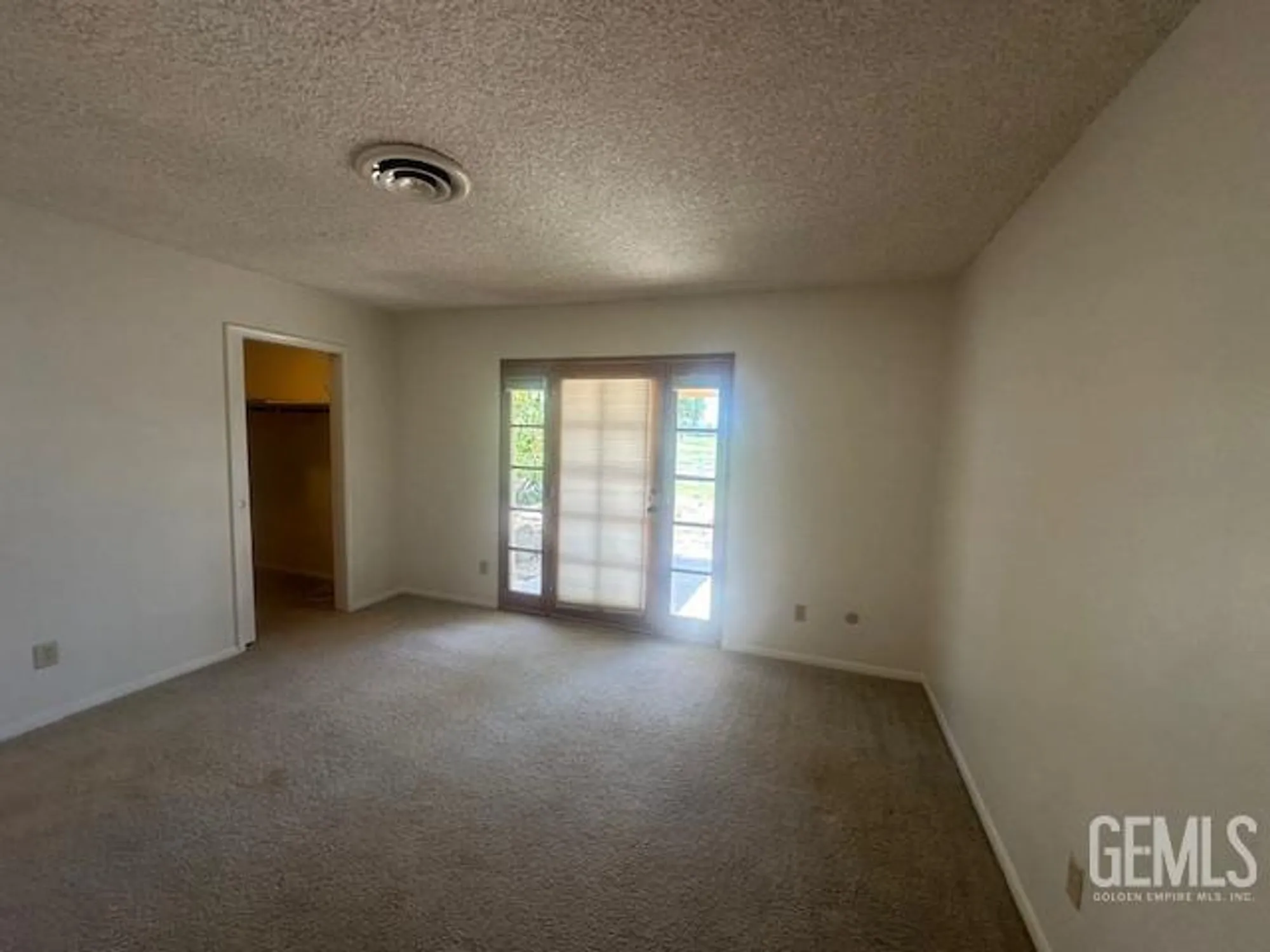 Property Slideshow image 15 of 23 | 6405 desert hills ave, Bakersfield, CA, 93309