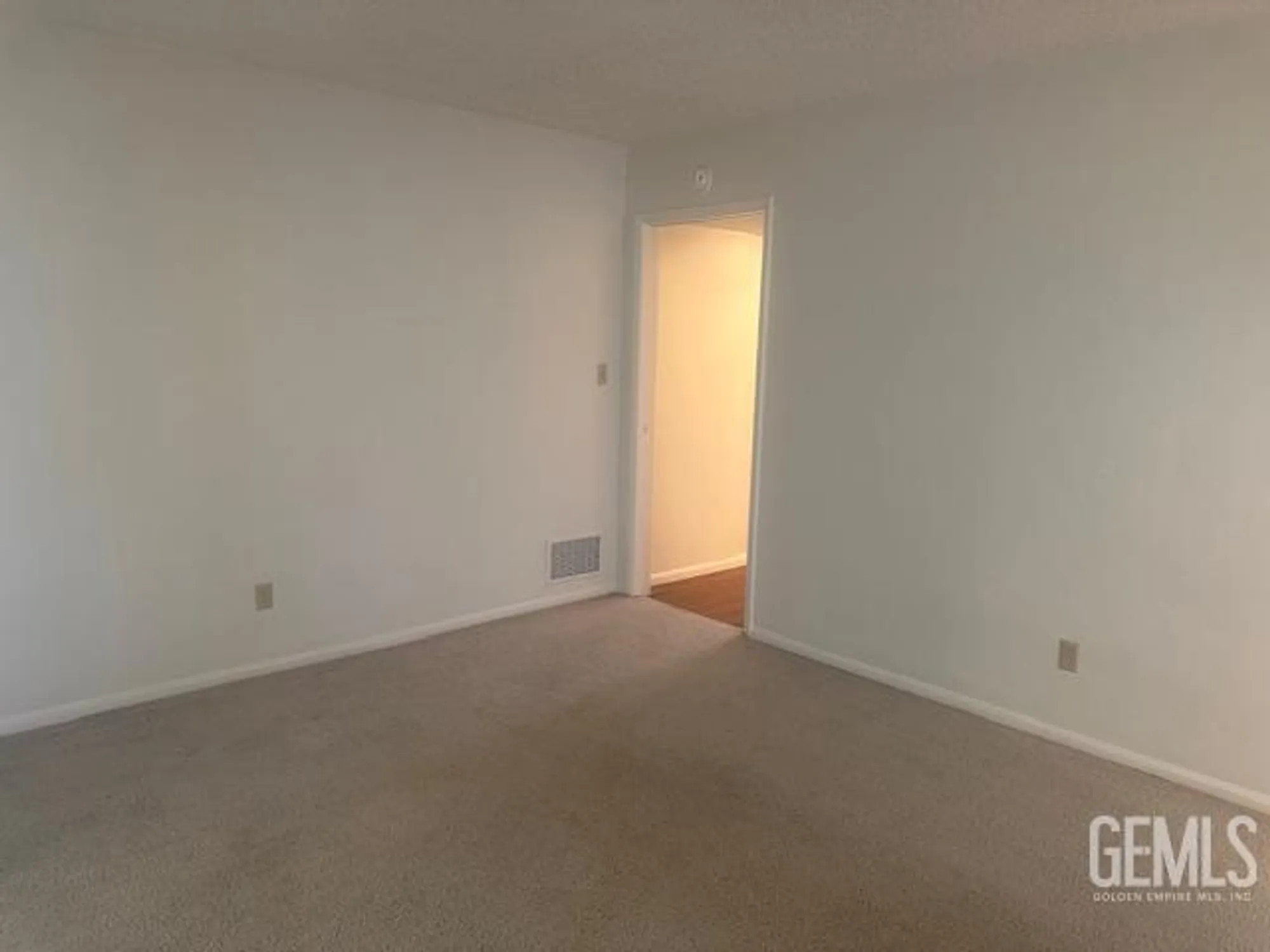 Property Slideshow image 11 of 23 | 6405 desert hills ave, Bakersfield, CA, 93309