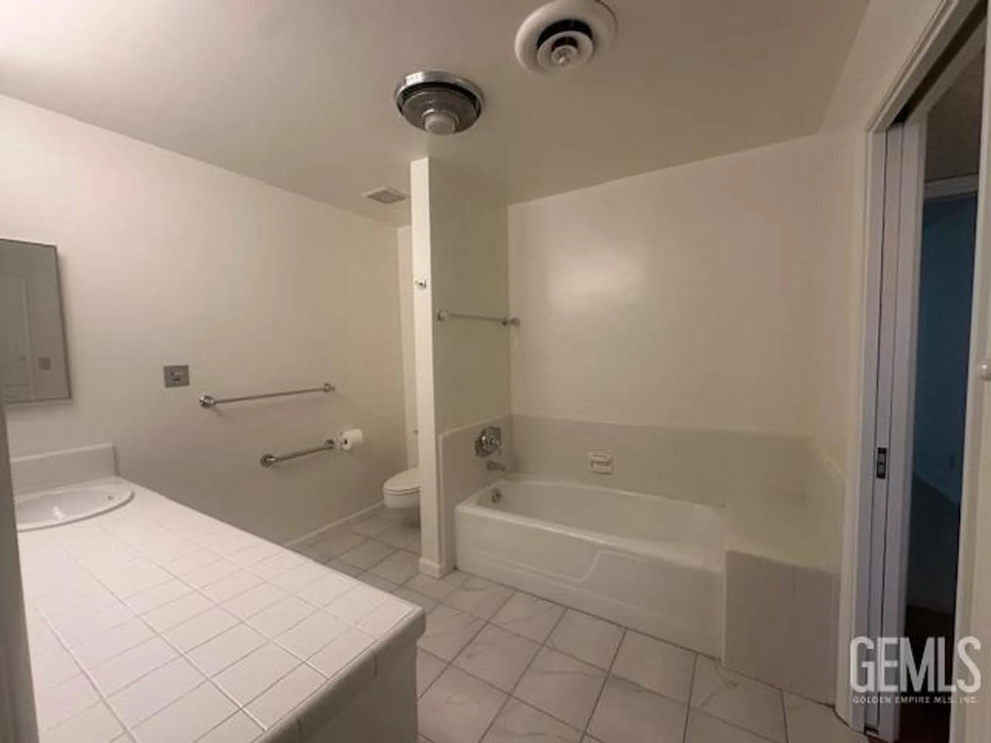 Property Slideshow image 12 of 23 | 6405 desert hills ave, Bakersfield, CA, 93309