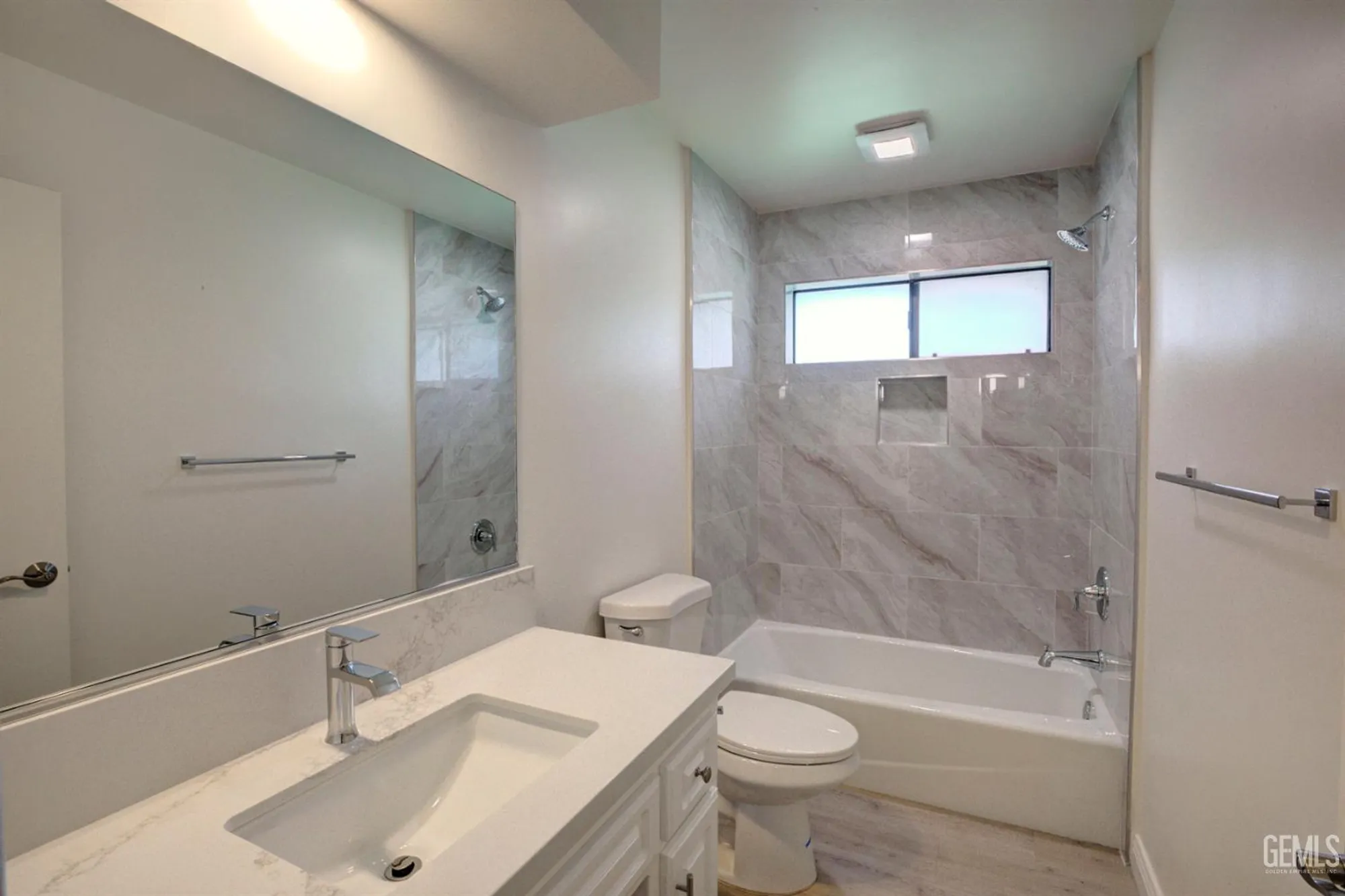 Property Slideshow image 7 of 11 | 924 bermuda st, Bakersfield, CA, 93309