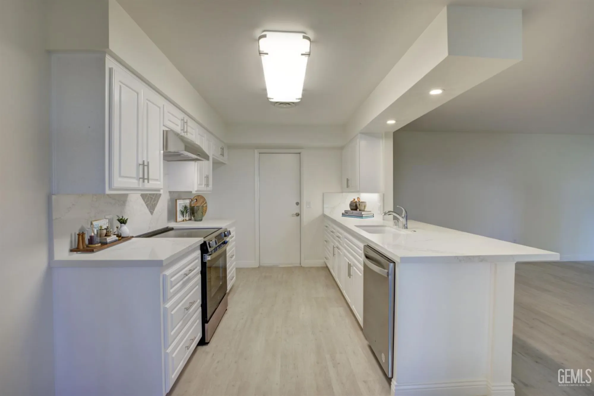 Property Slideshow image 5 of 11 | 924 bermuda st, Bakersfield, CA, 93309