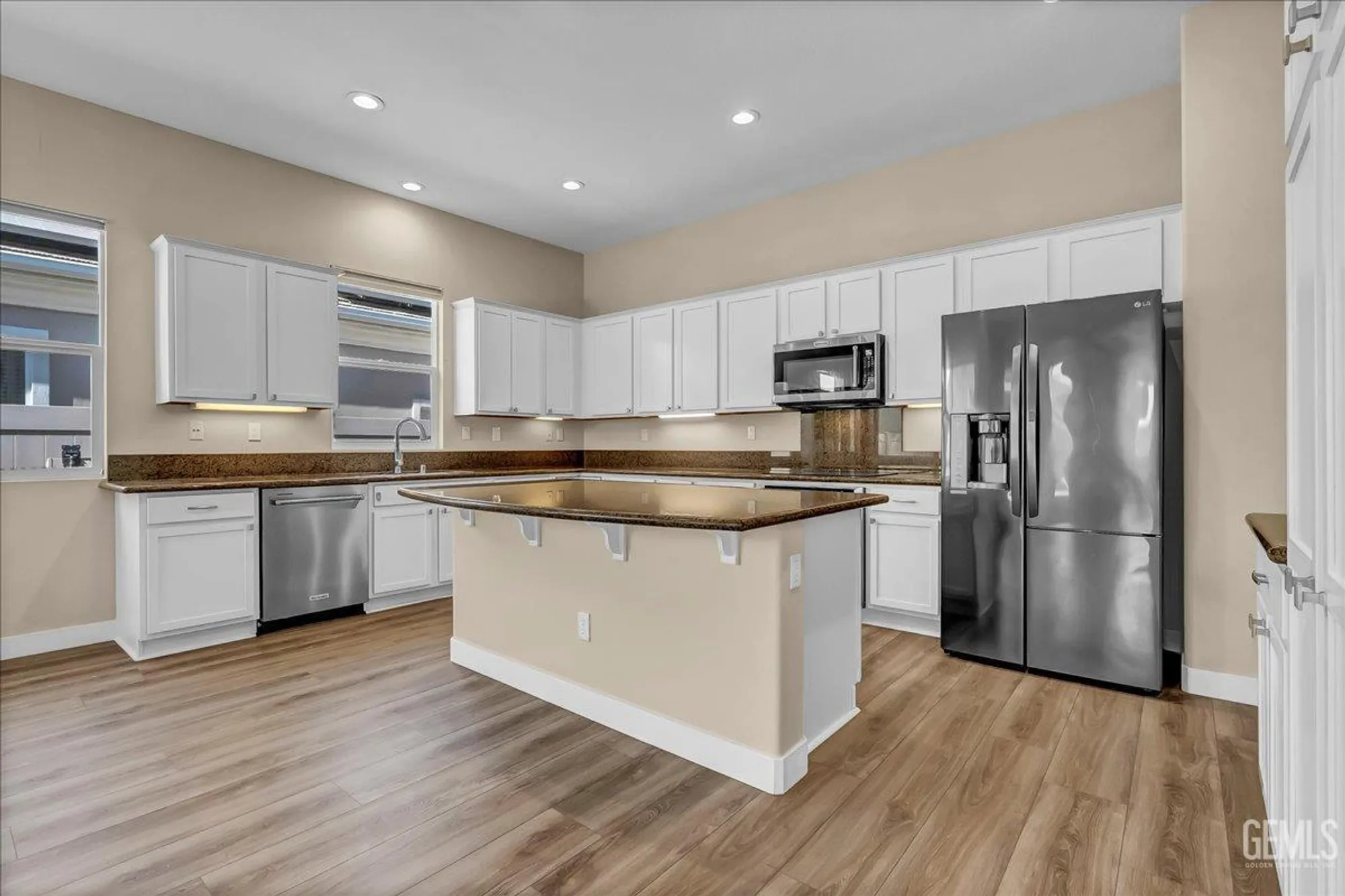 Property Slideshow image 15 of 38 | 5714 park place dr, Bakersfield, CA, 93306